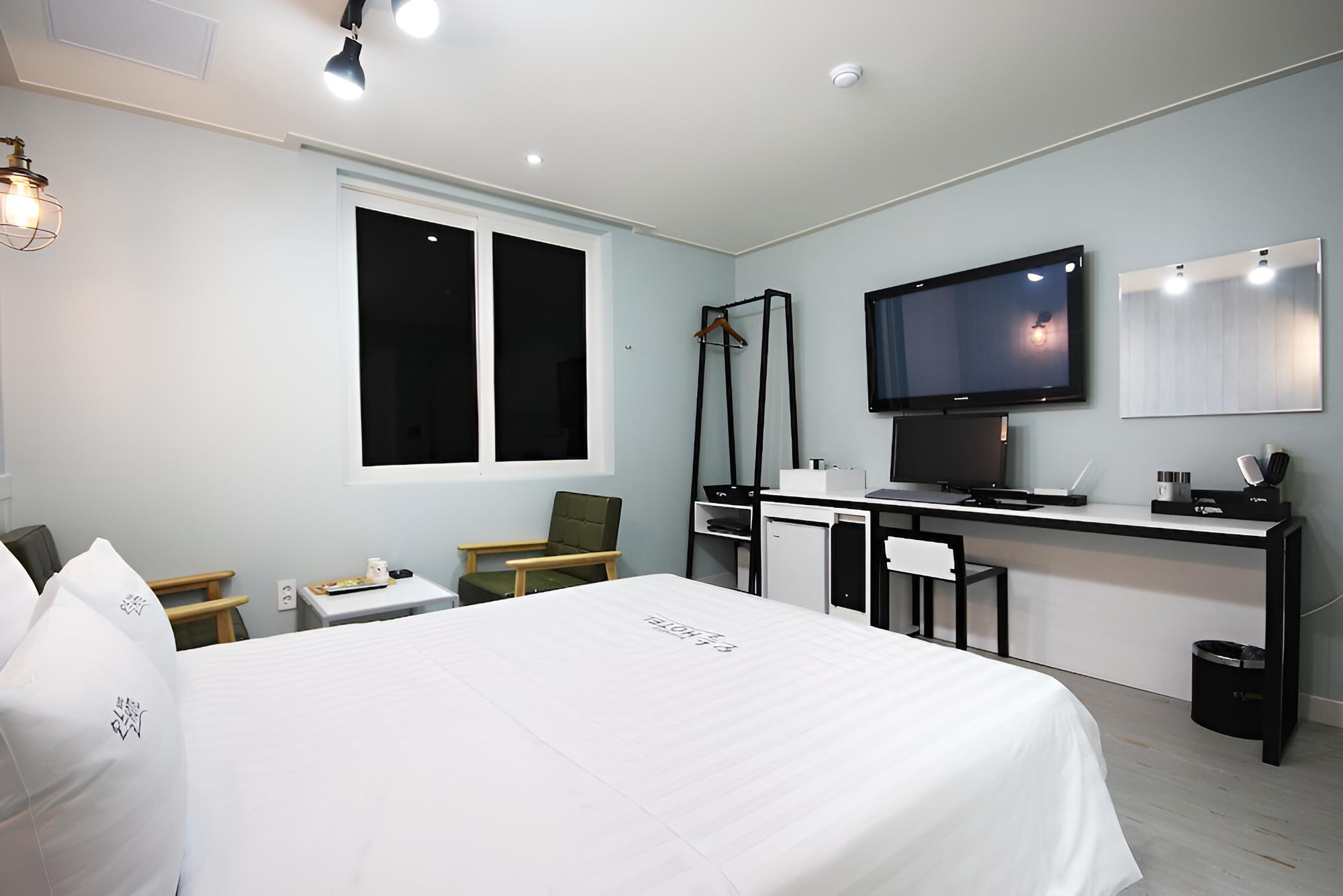 Room (Standard Room) - Photo 2
