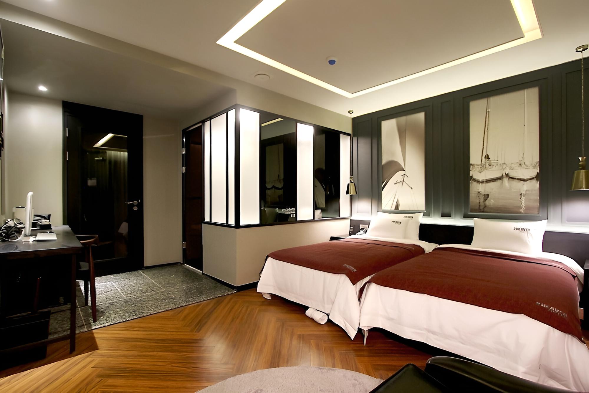 Room (Family twin (luggage storage service )