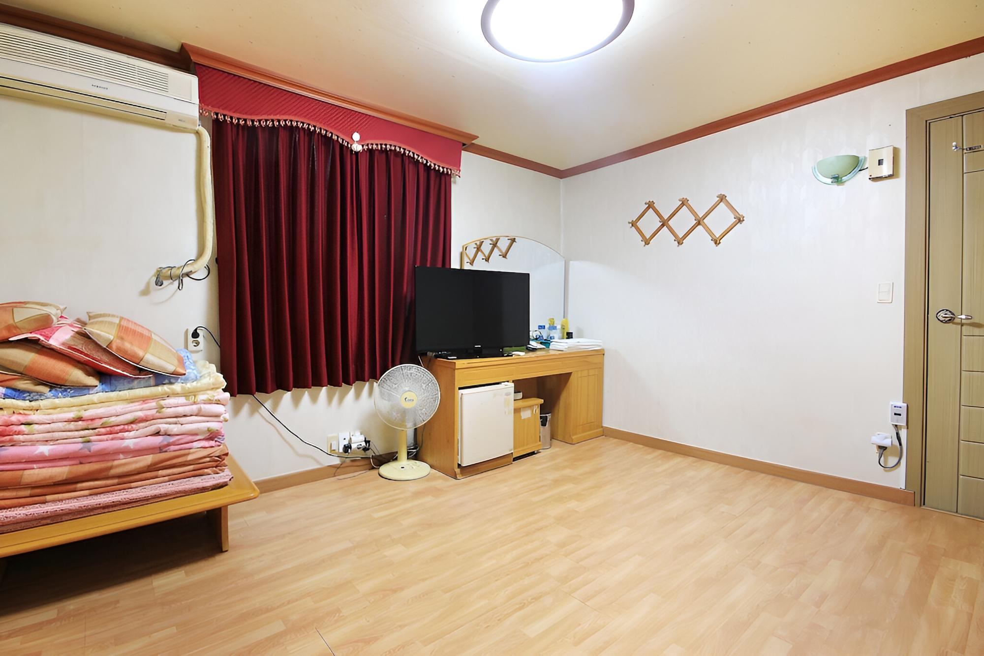 Room (Korean Room (4 People))