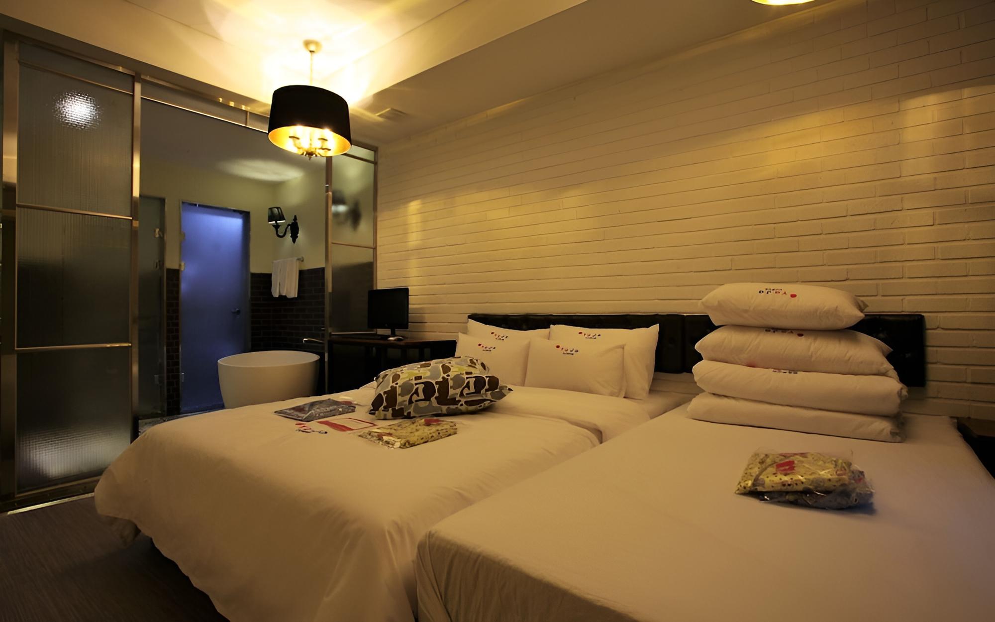 Room (VIP- Room (Netflix/Twin Bed/Outdoor B)