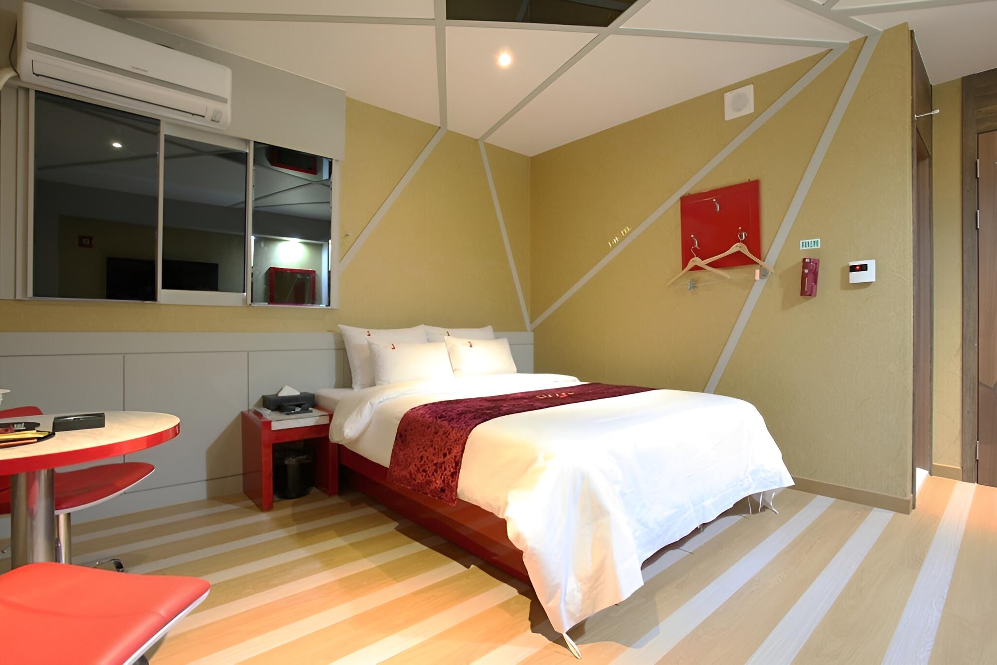 Room (Standard Room) - Photo 17