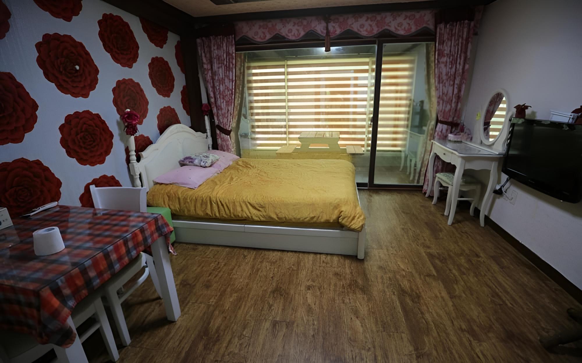 Room (Sunlight Sea (209))