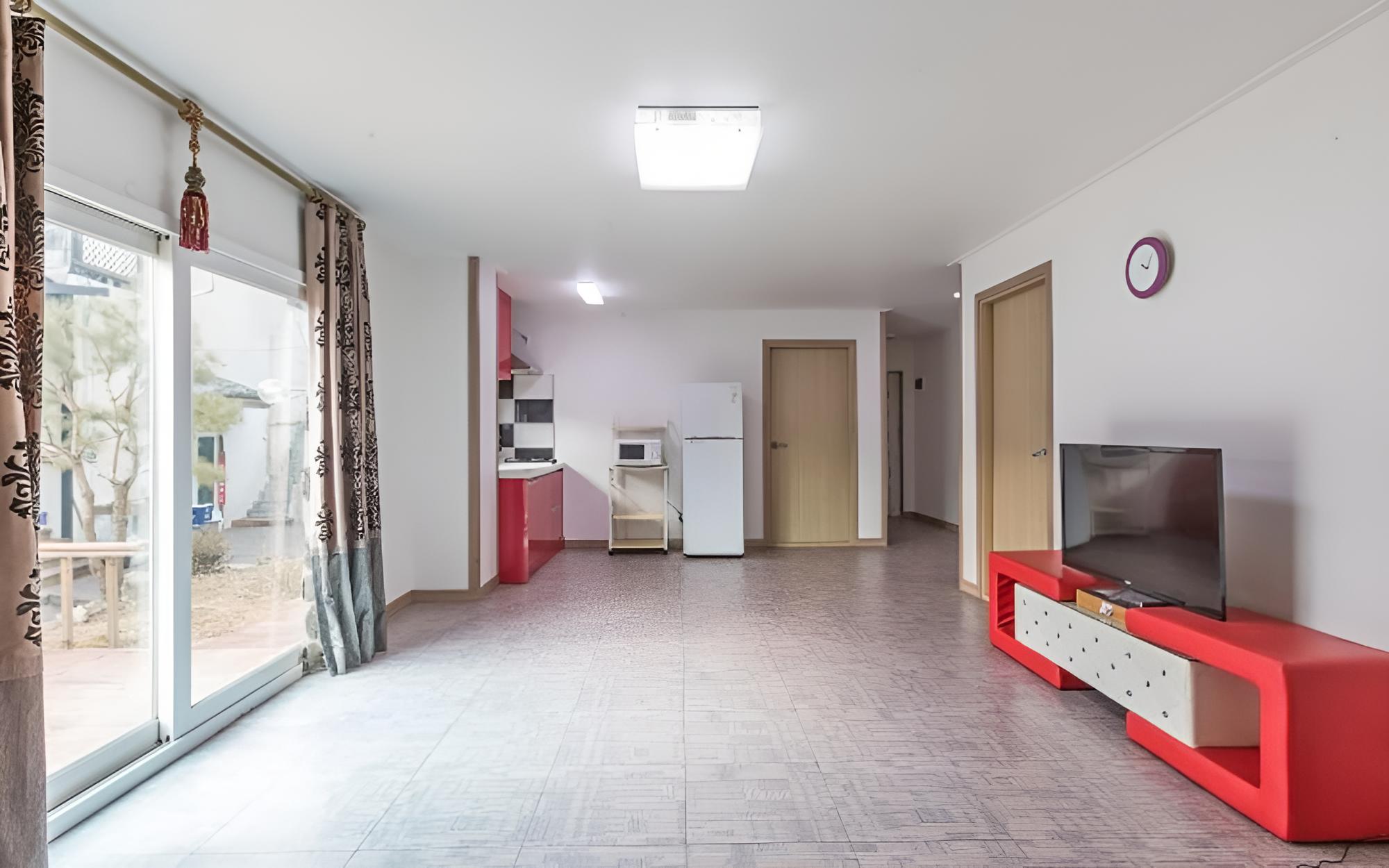 Room (Room 101 (Living room/two rooms Netfl)