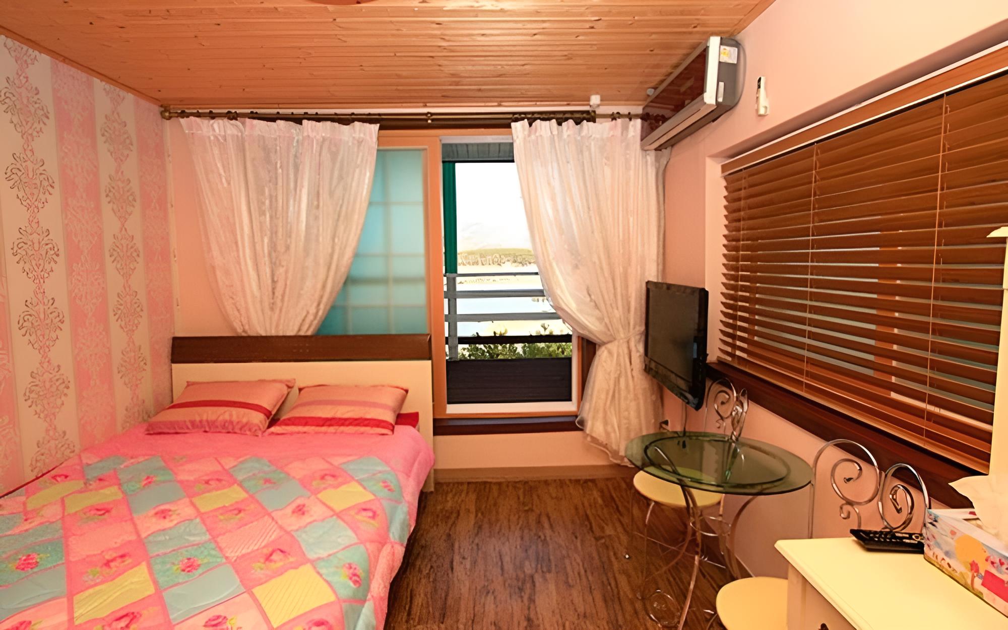 Room (Room 304 Studio Bed)