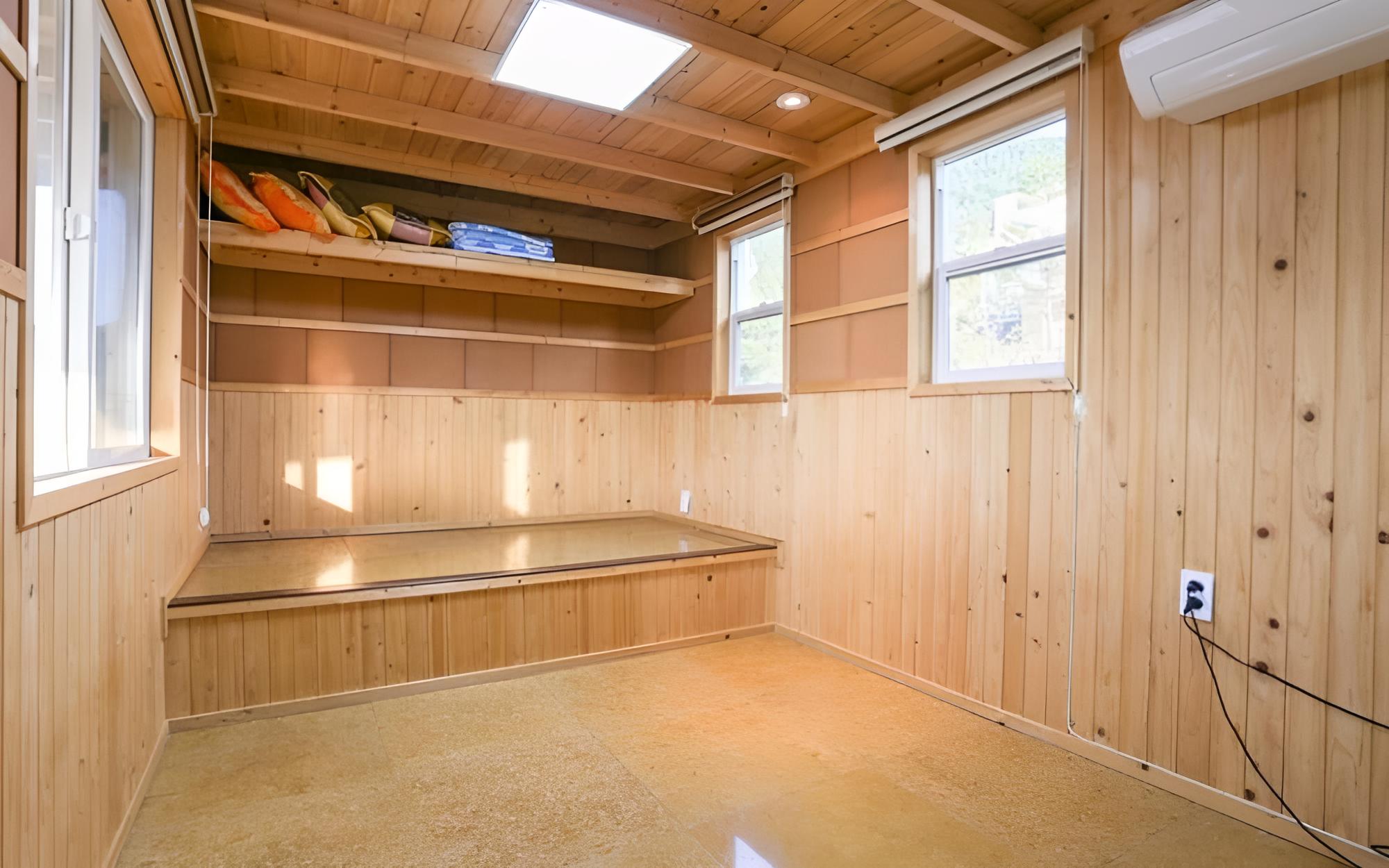 Room (River Room)
