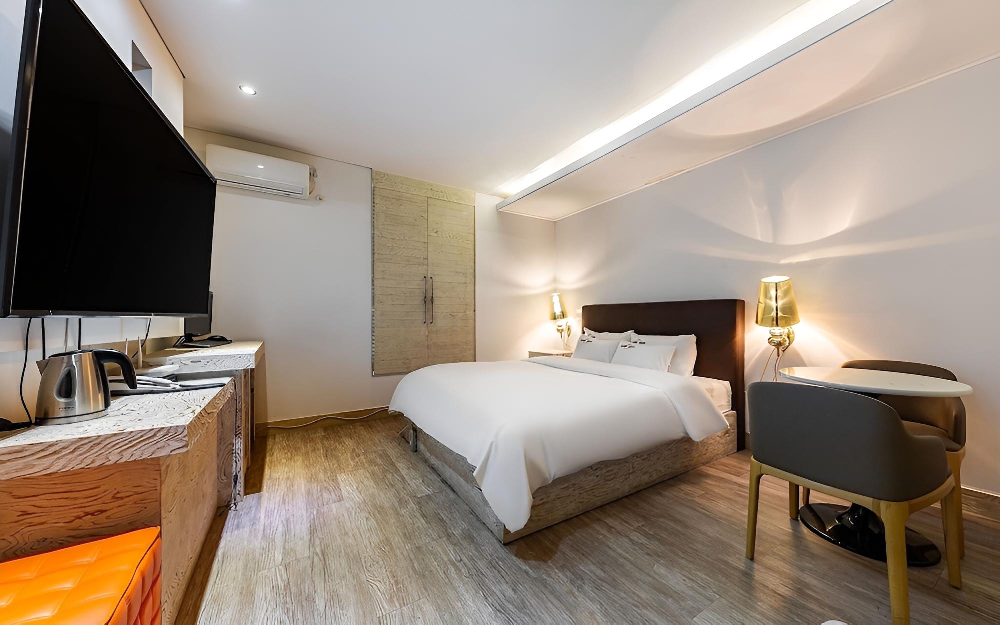 Room (Standard (65 Smart TV Netflix premium)