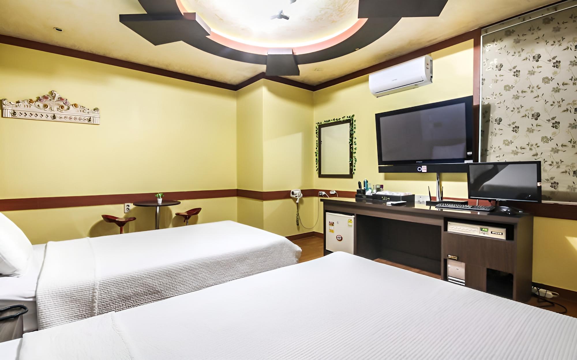 Room (Twin)