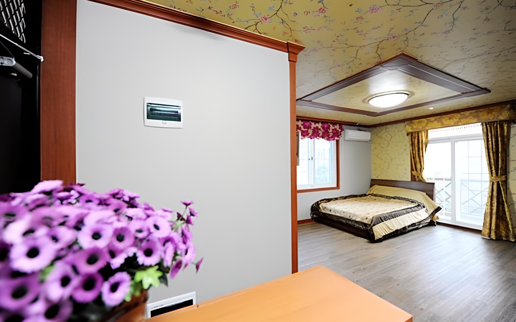 Room (Nest of wheat grains)