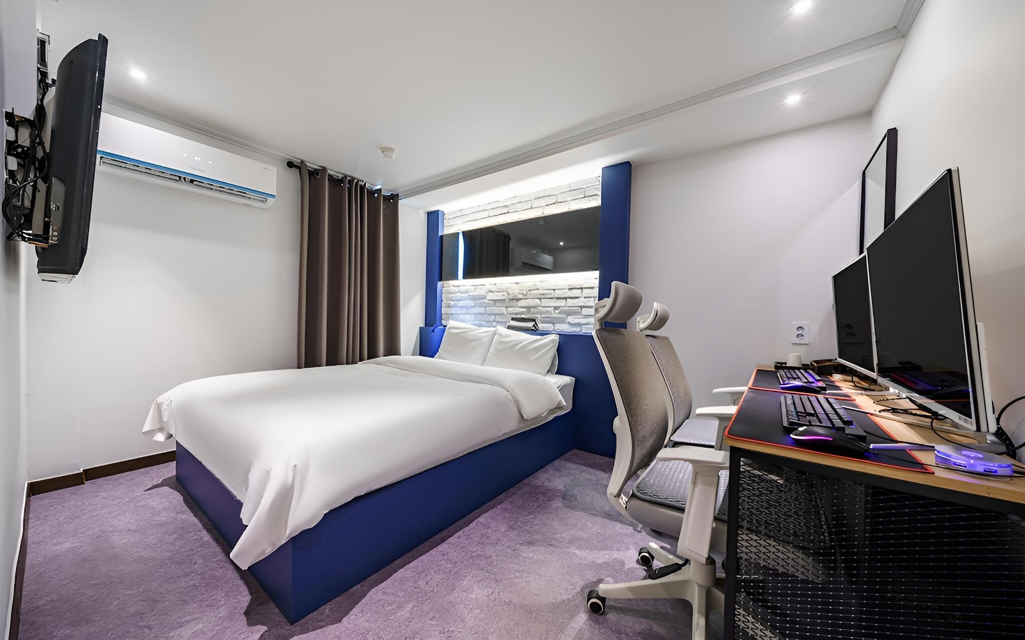 Room (Comfortable Room III (High-spec game )