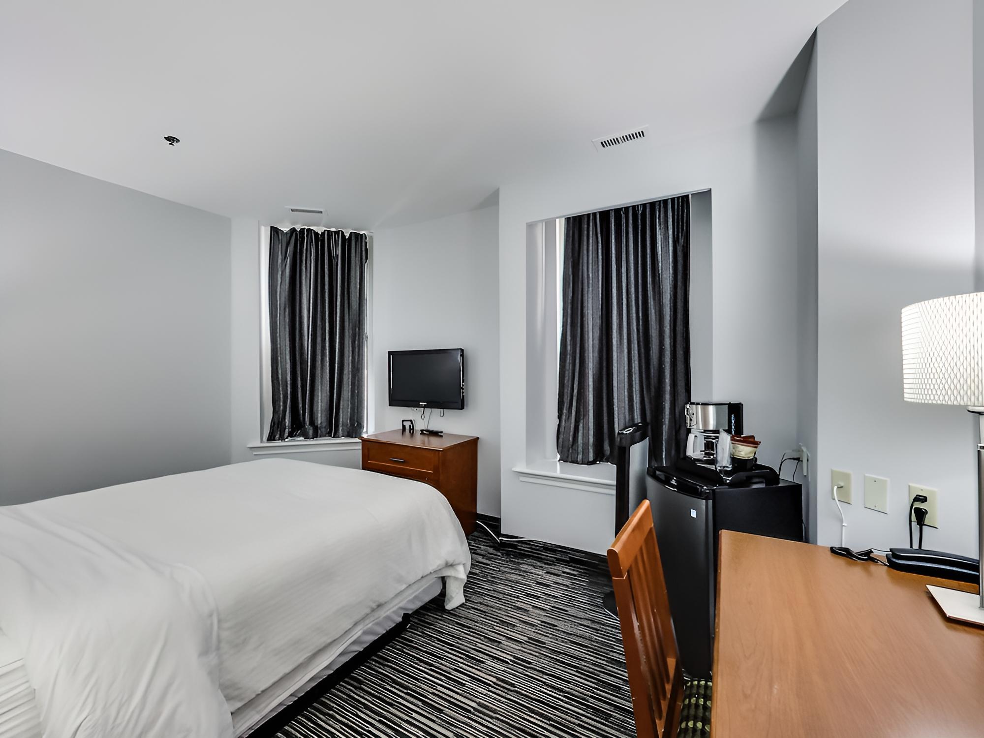 Standard Suite, 1 Queen Bed