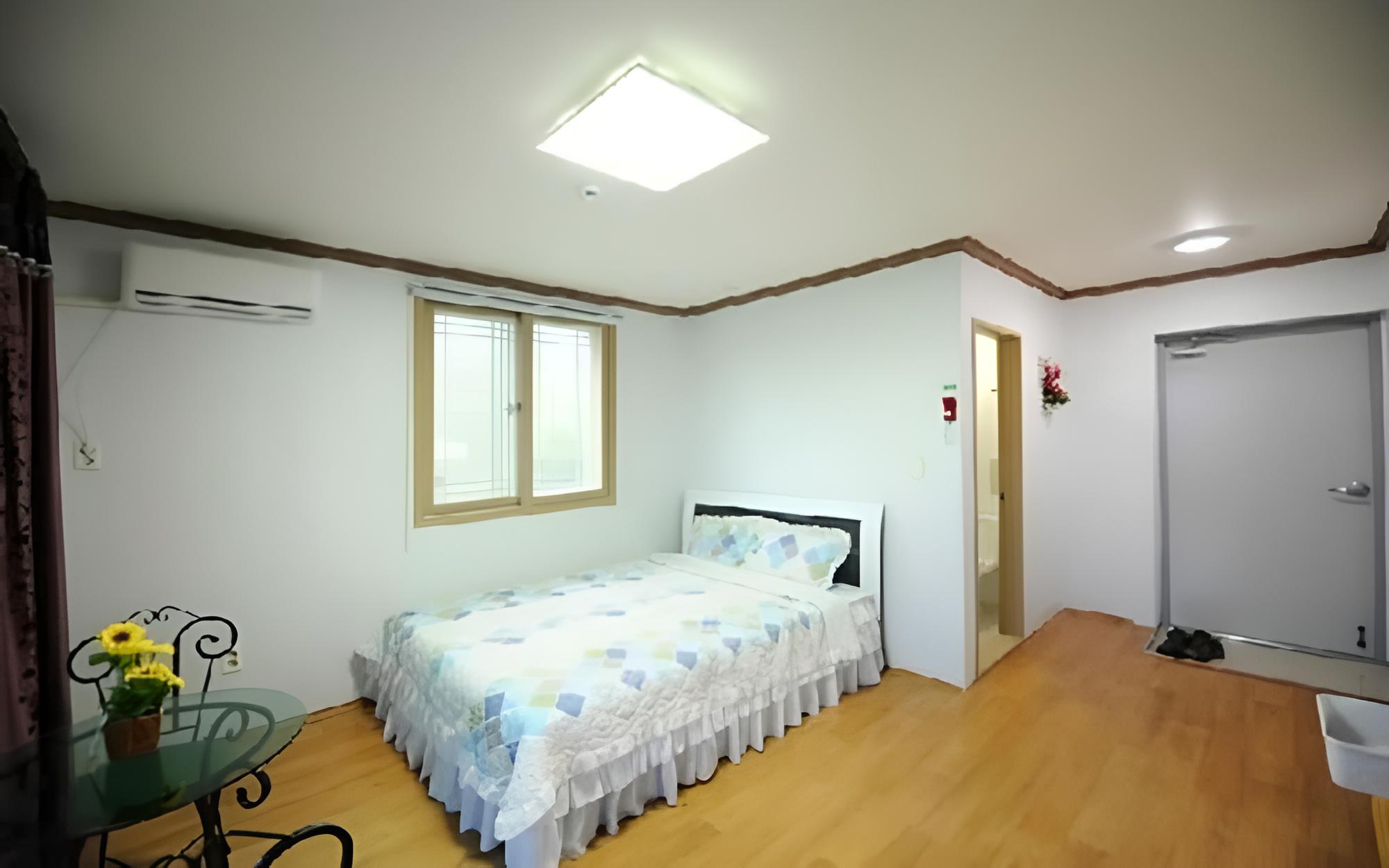Room (Room 203)
