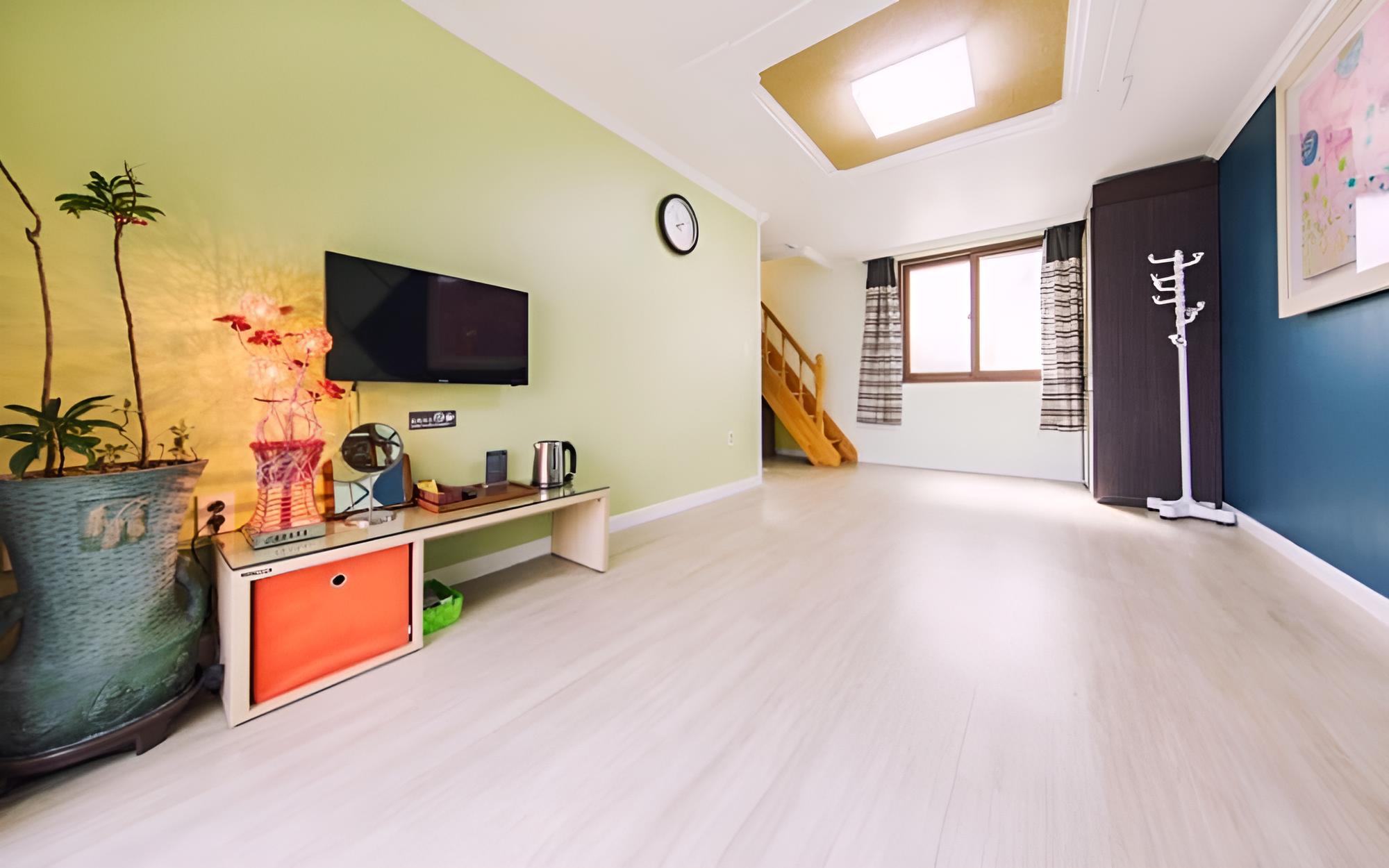 Room (Room 210 (medium-sized duplex karaoke) photo 2