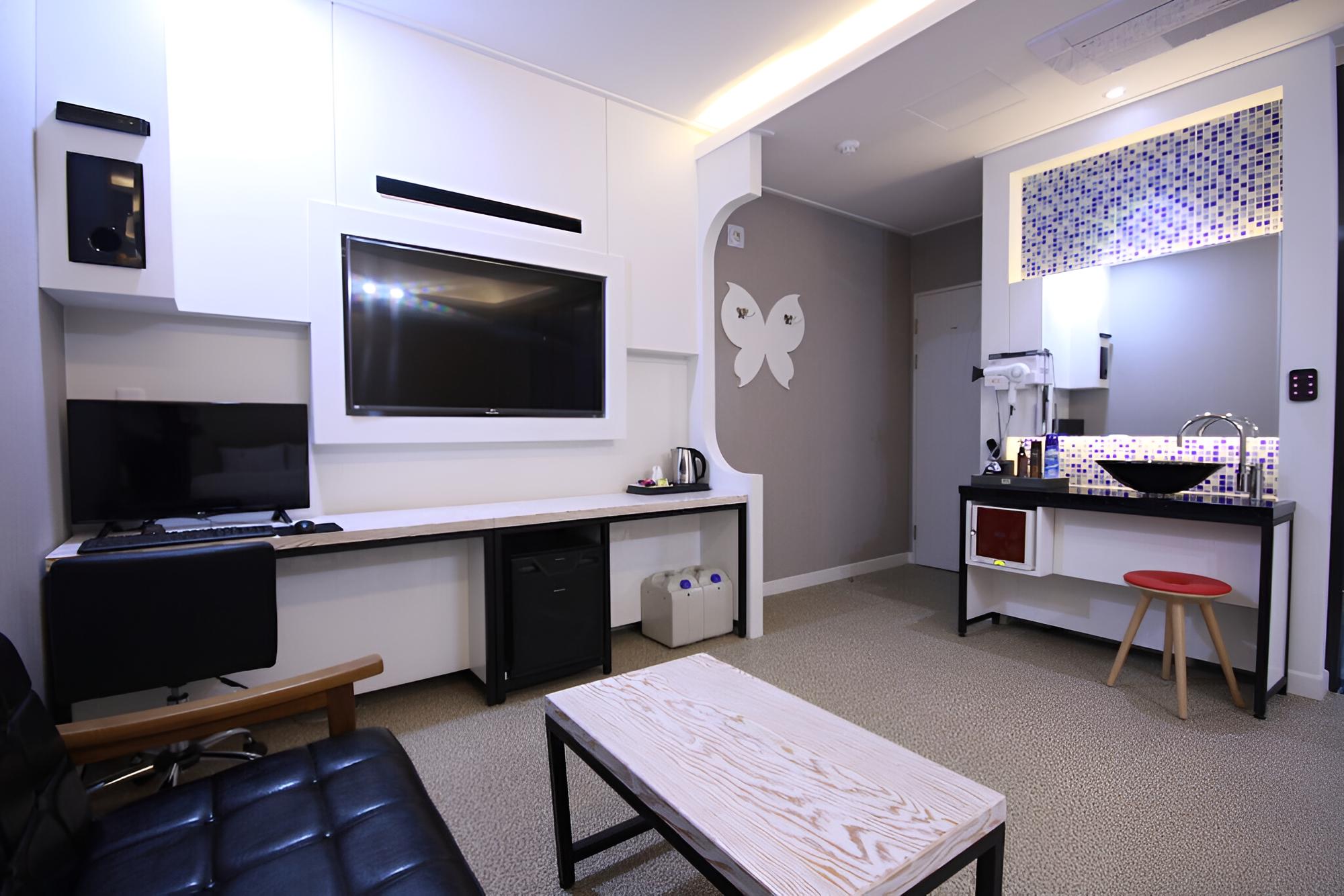 Room (Standard Room (Free Netflix available) - Photo 9