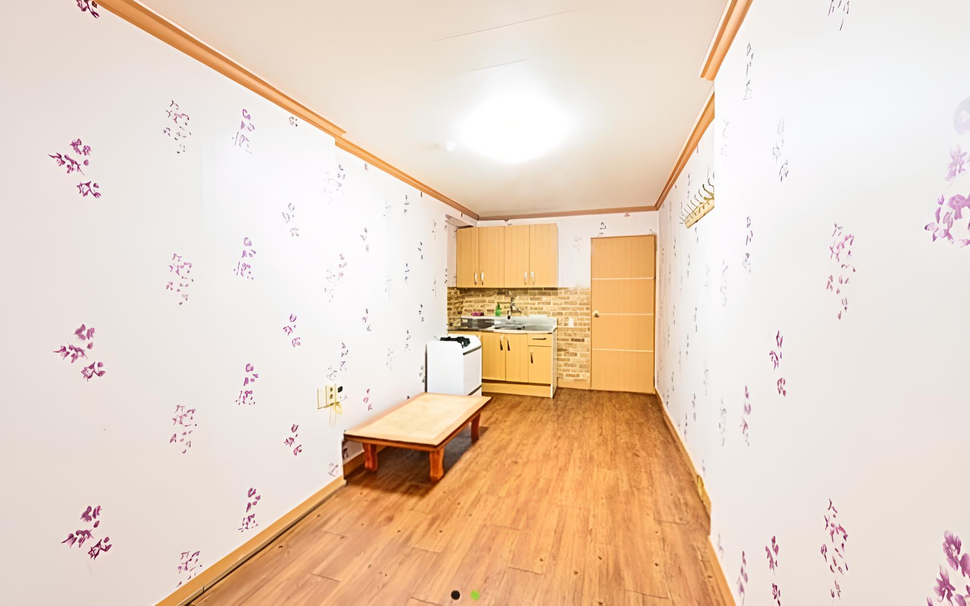 Room (Pink room)