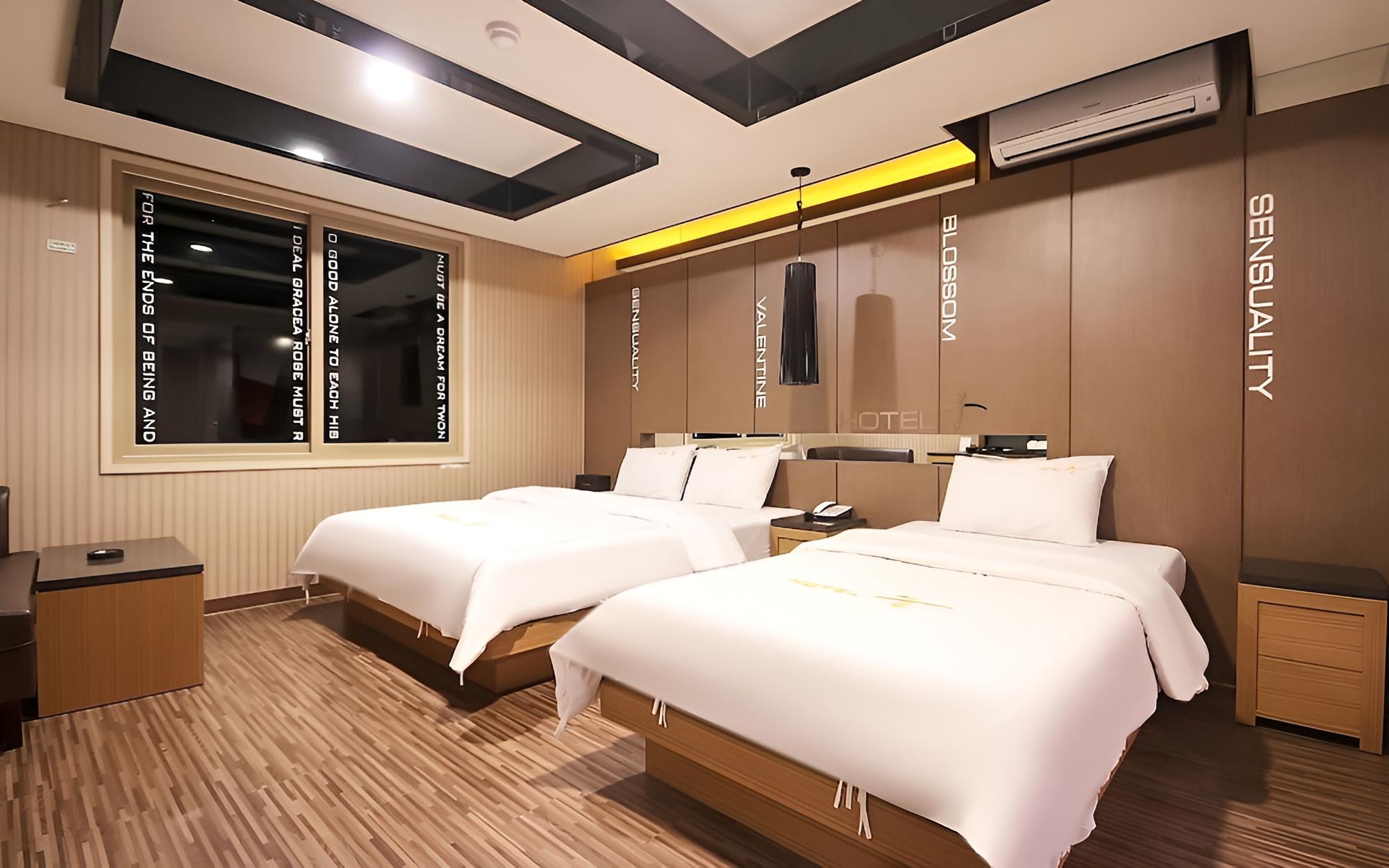 Room (Twin - Twin (Netflix available luxury)