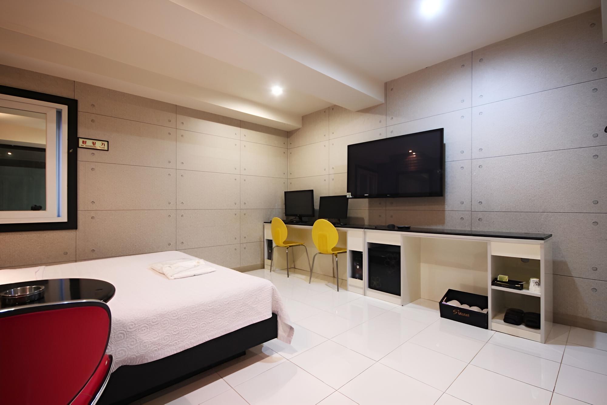 Room (VIP (Netflix Available)) photo 2