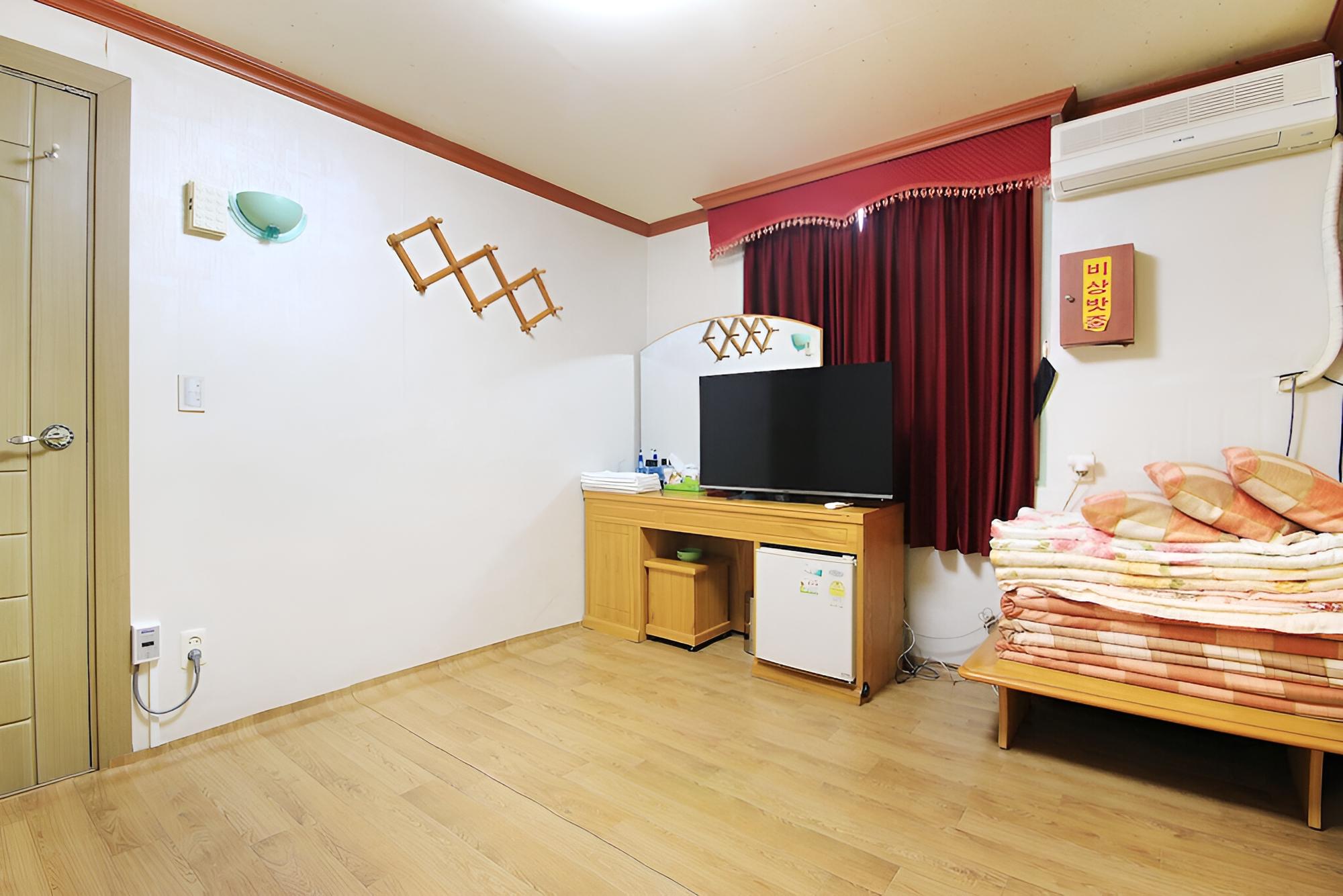 Room (Korean Room (3 People))