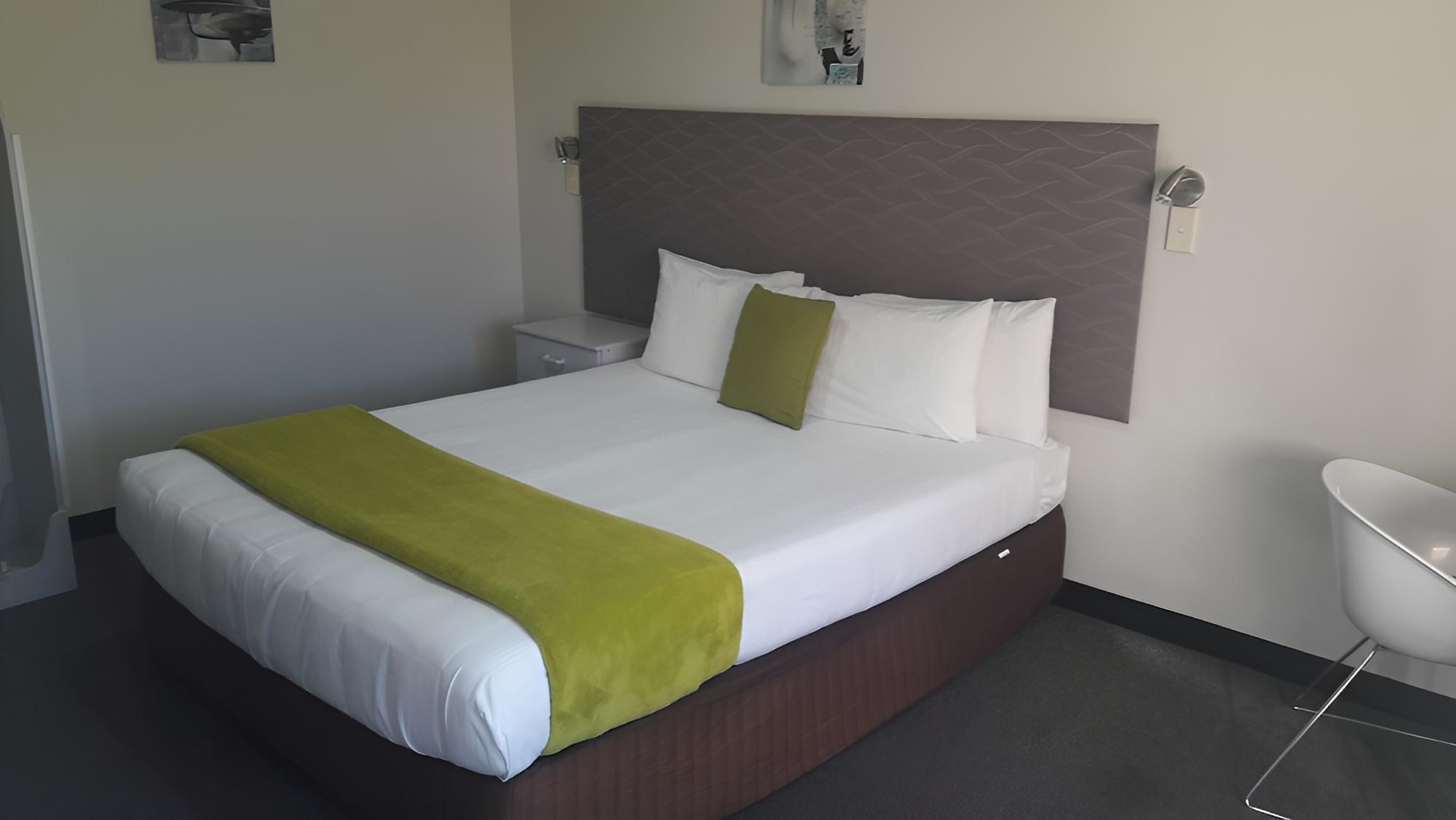 Basic Studio, 1 Queen Bed photo 2