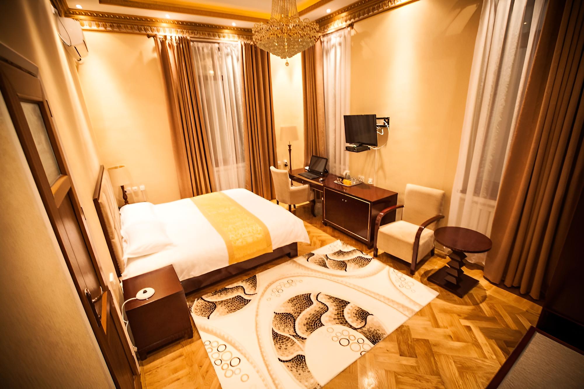 Basic Double Room, 1 Double Bed, Non Smoking, Courtyard View photo 2