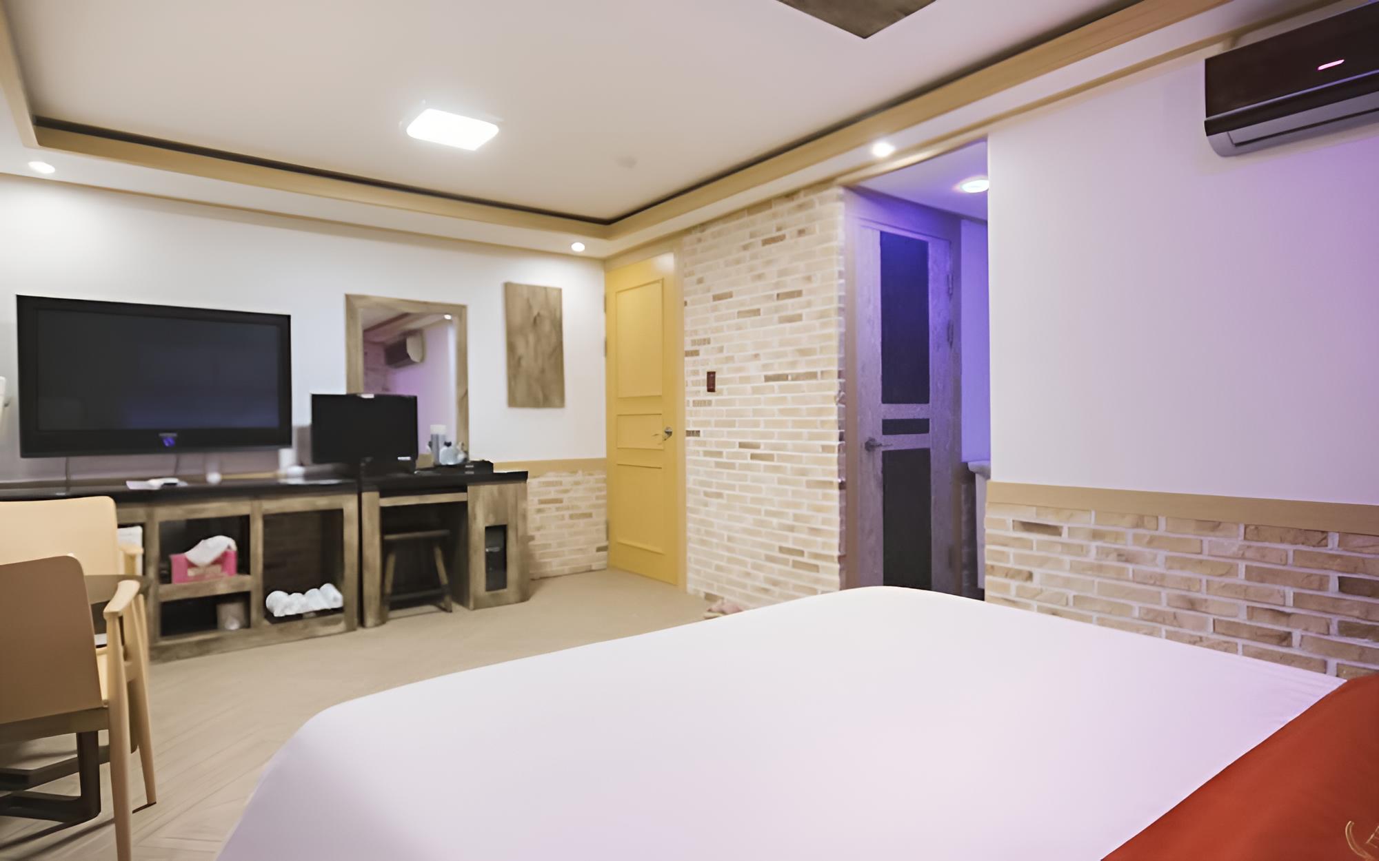 Room (VIP (Double Bed Hotel Bedding Soundpr) photo 3