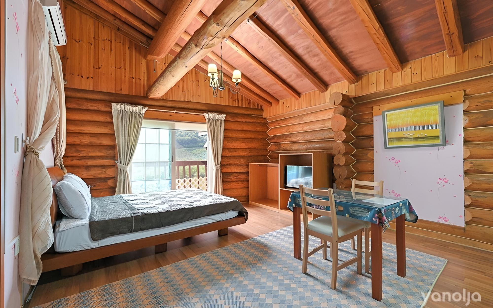Room (Peony)