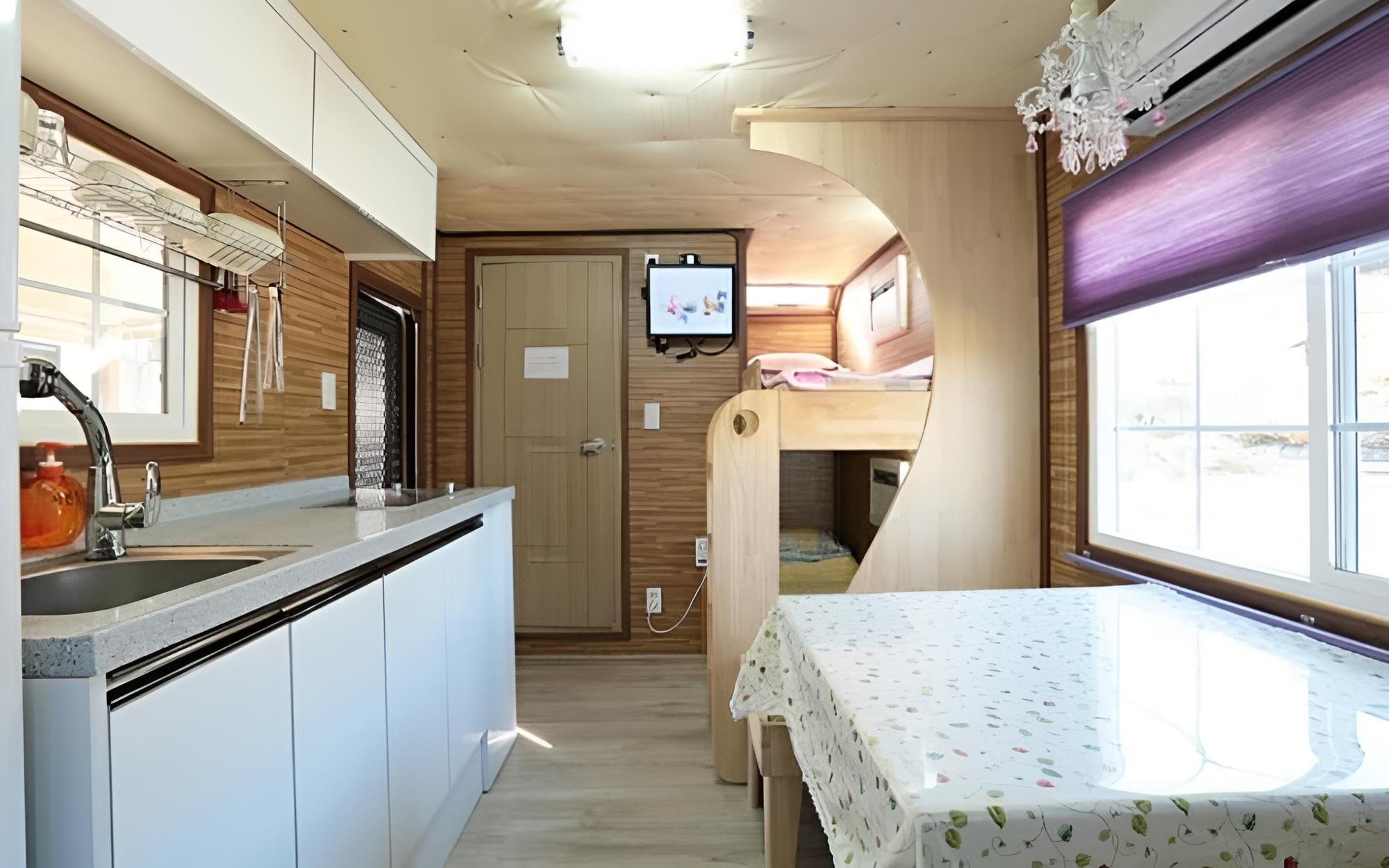 Room (Caravan No 1)