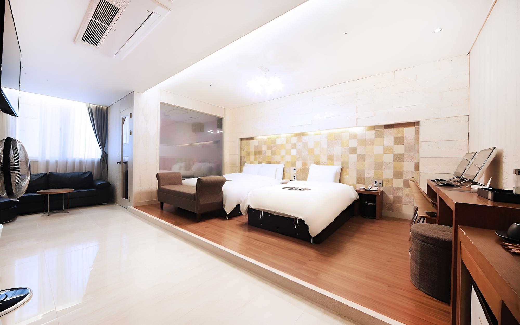 Room (Nuwas Suites)