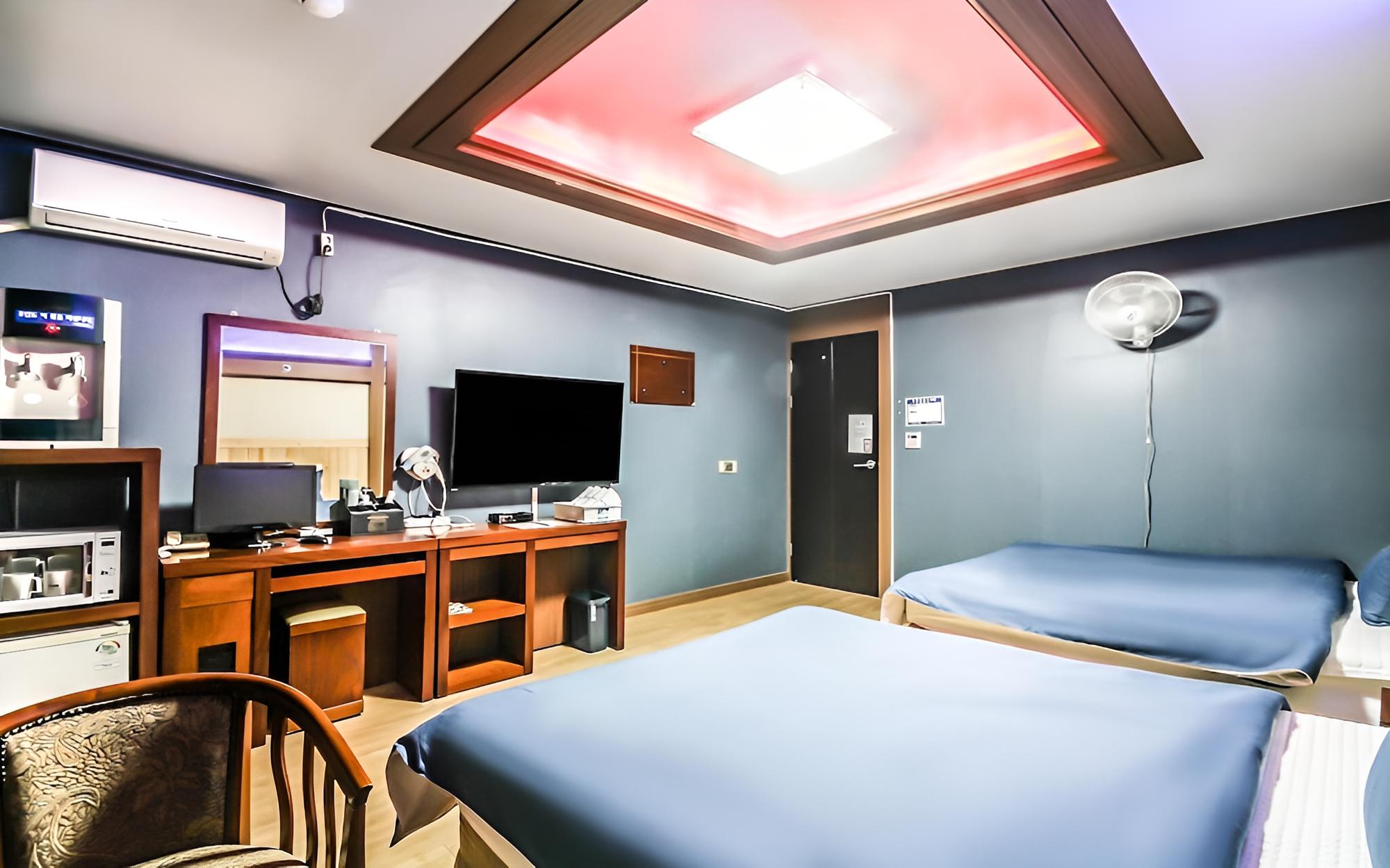 Room (Twin) - Photo 1