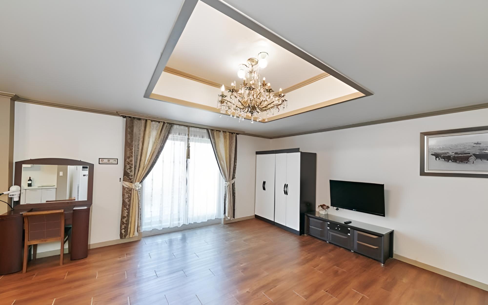 Room (Room 300)