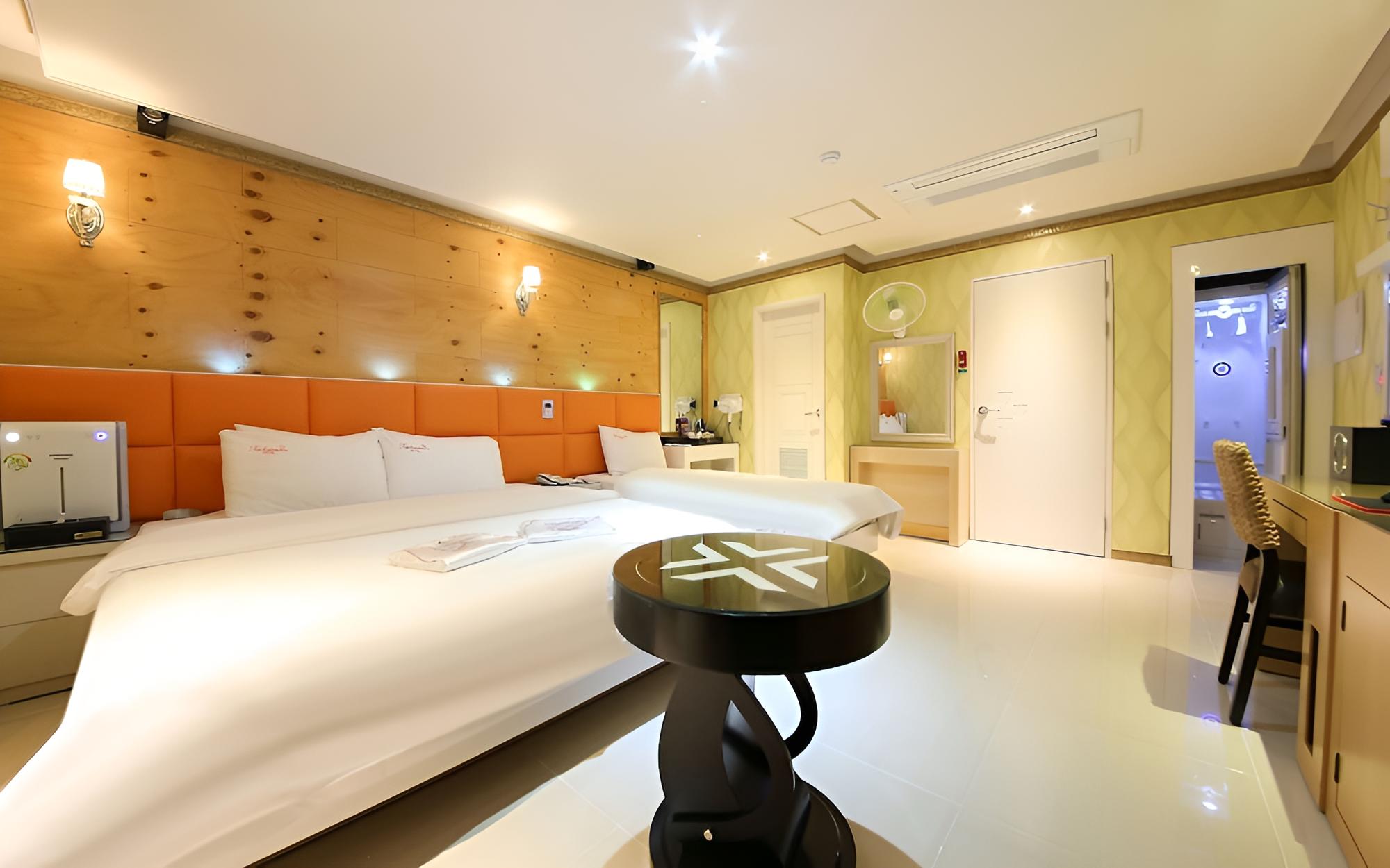 Room (Twin (Double + Single Latex Bed Netfl) - Photo 3