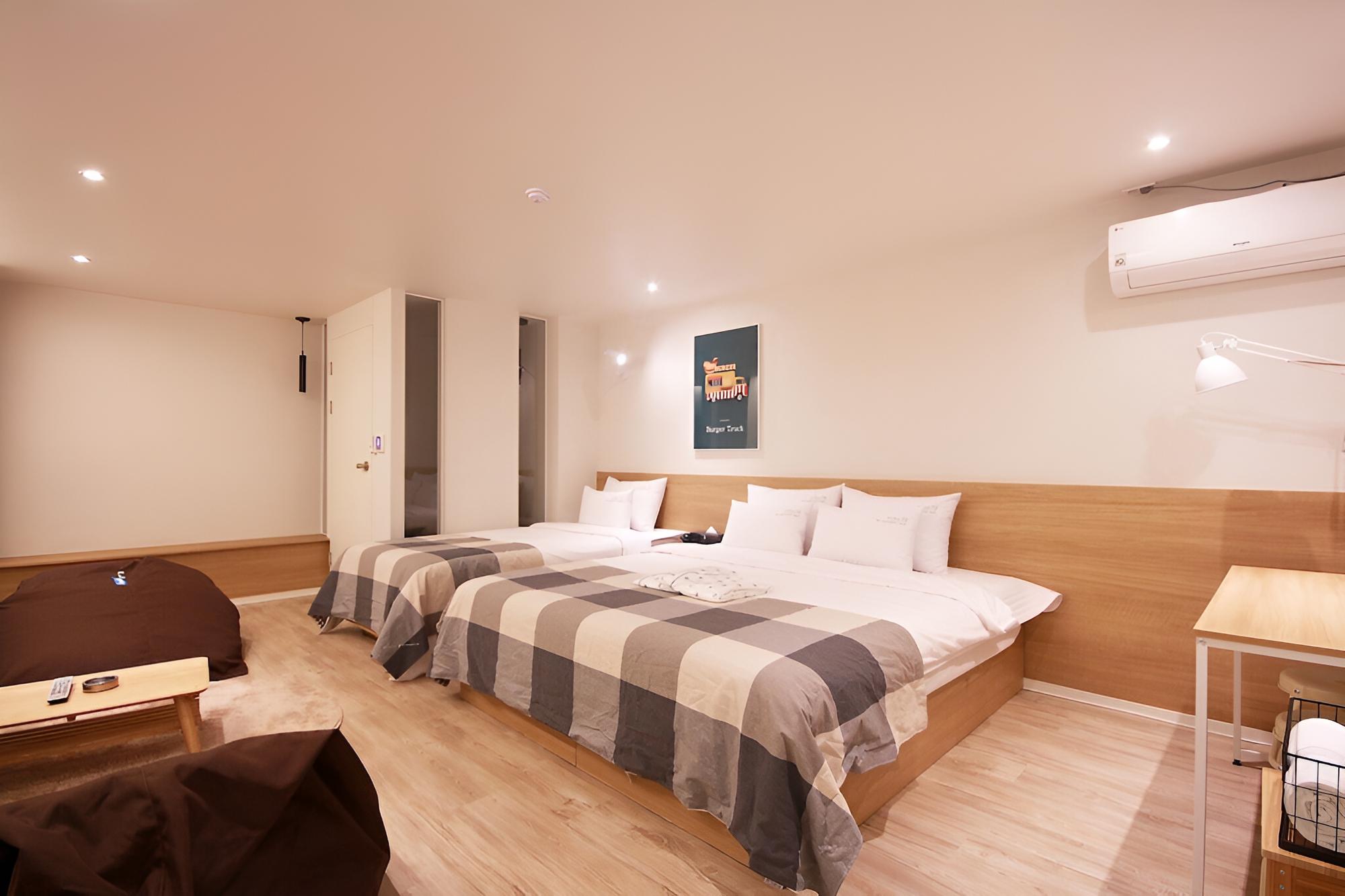 Room (Royal Suite (Free Watch NETFLIX Twin )