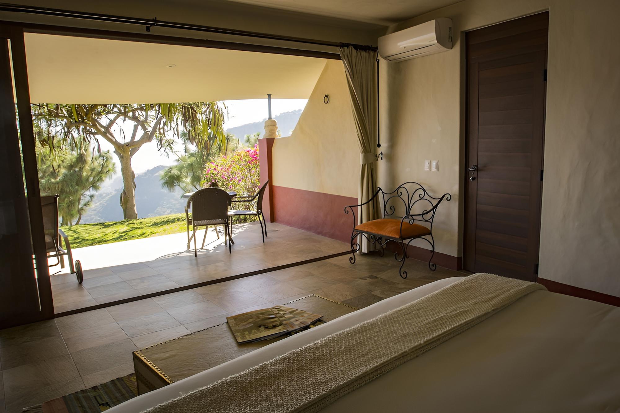 Deluxe Room, 1 King Bed, Hill View photo 2