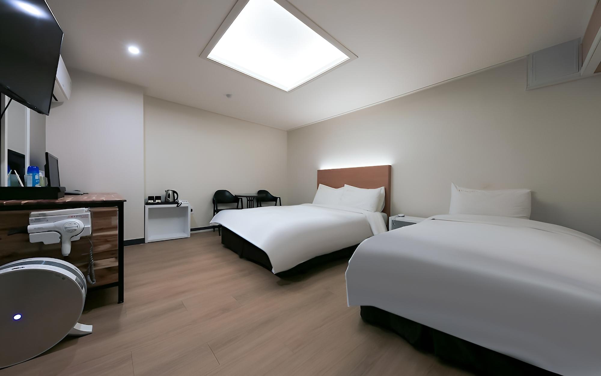 Room (Twin Room (Netflix available 1 pc air)