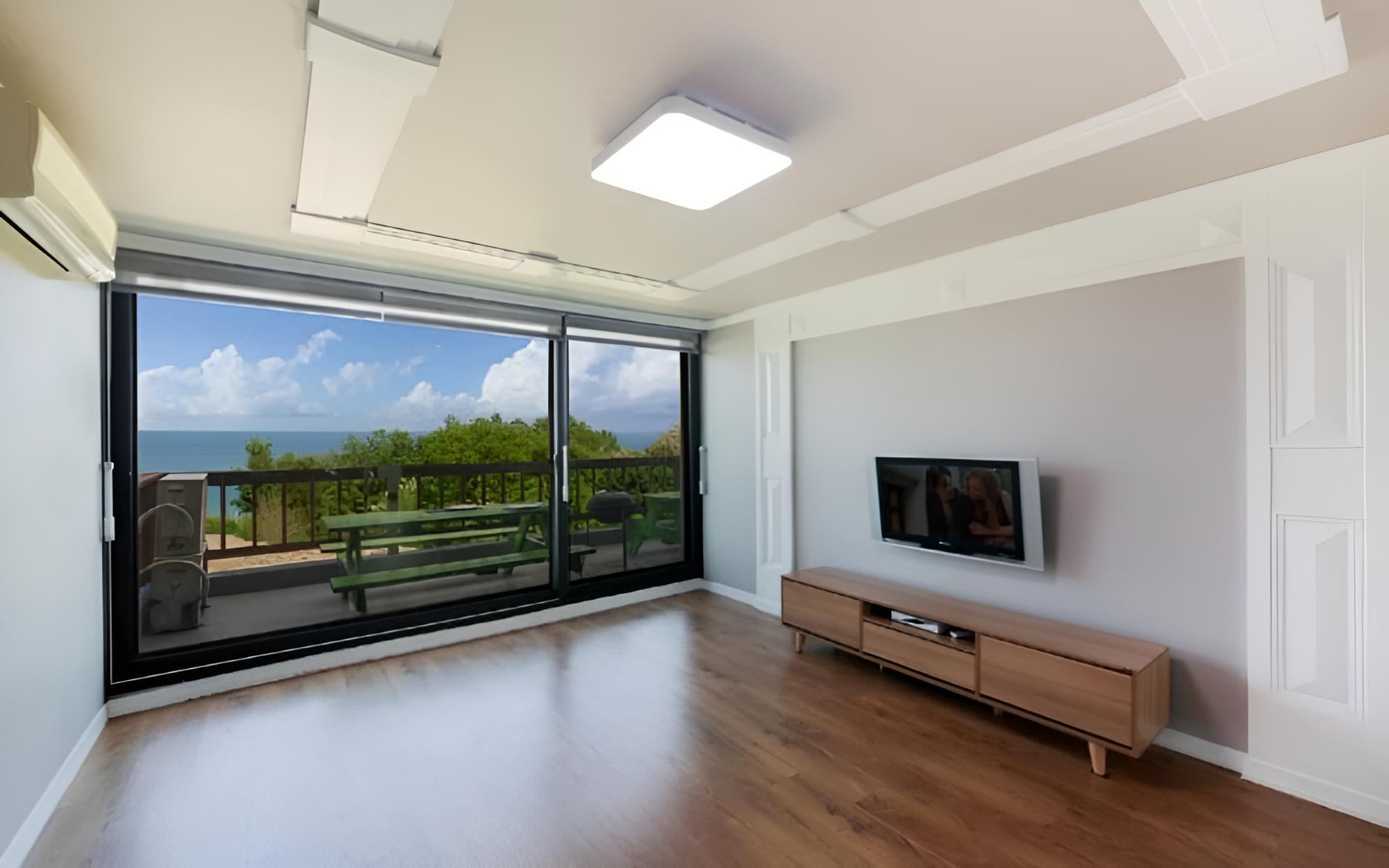 Room (Room 402 (Family Room)-2F)