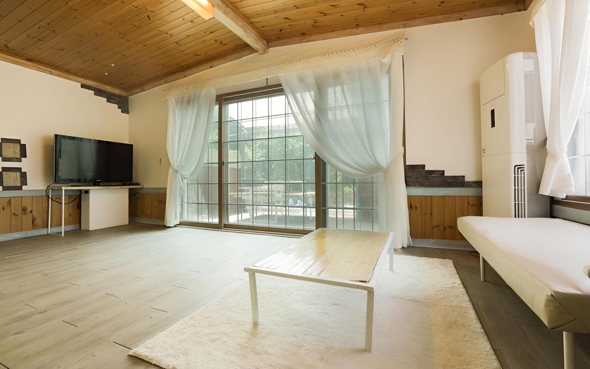 Room (Room 1)