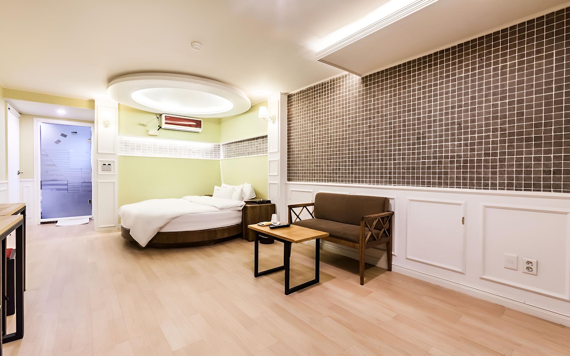 Room (Twin Beds (Netflix available)) - Photo 17