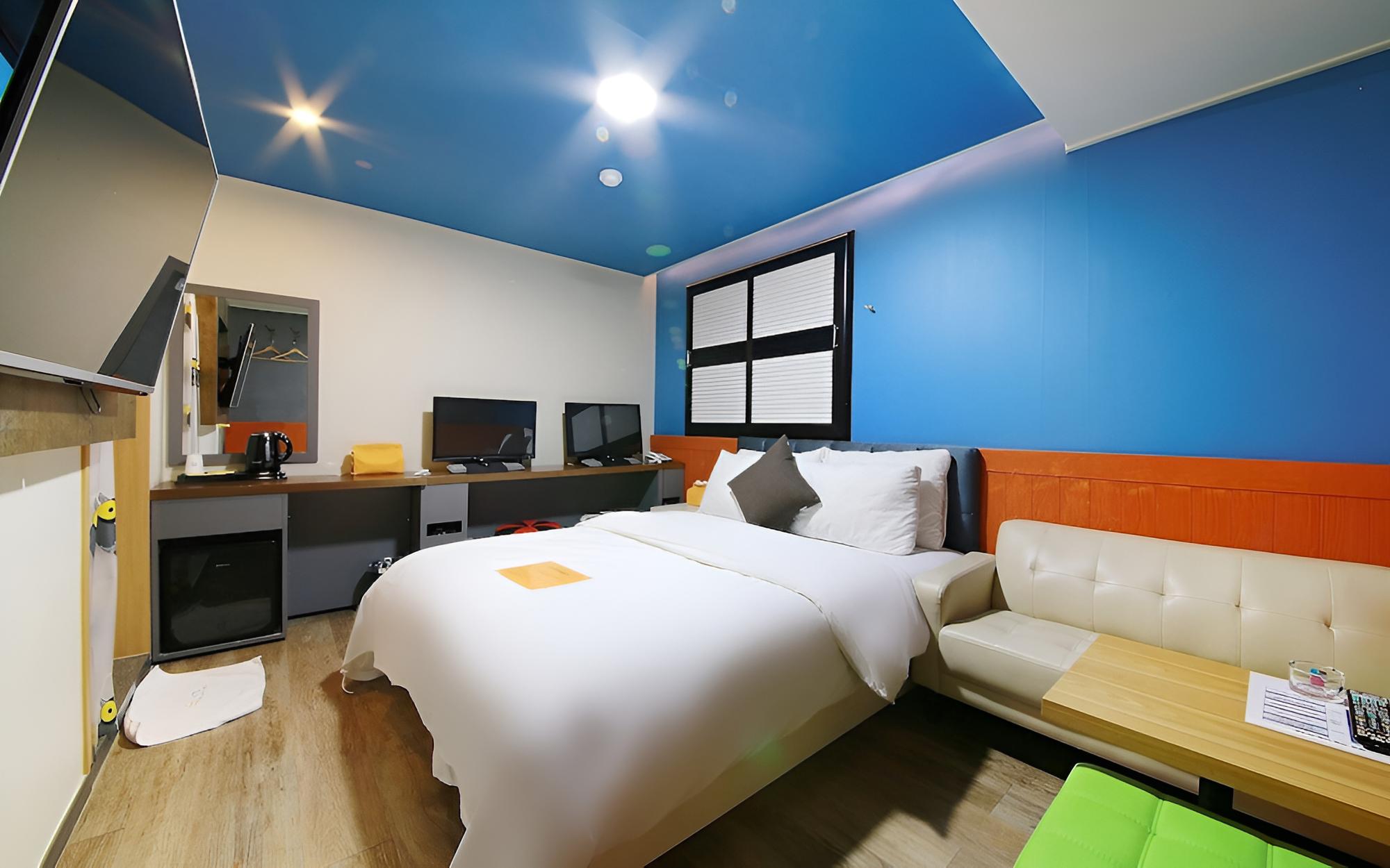 Room (Semi-private room (Netflix YouTube av)