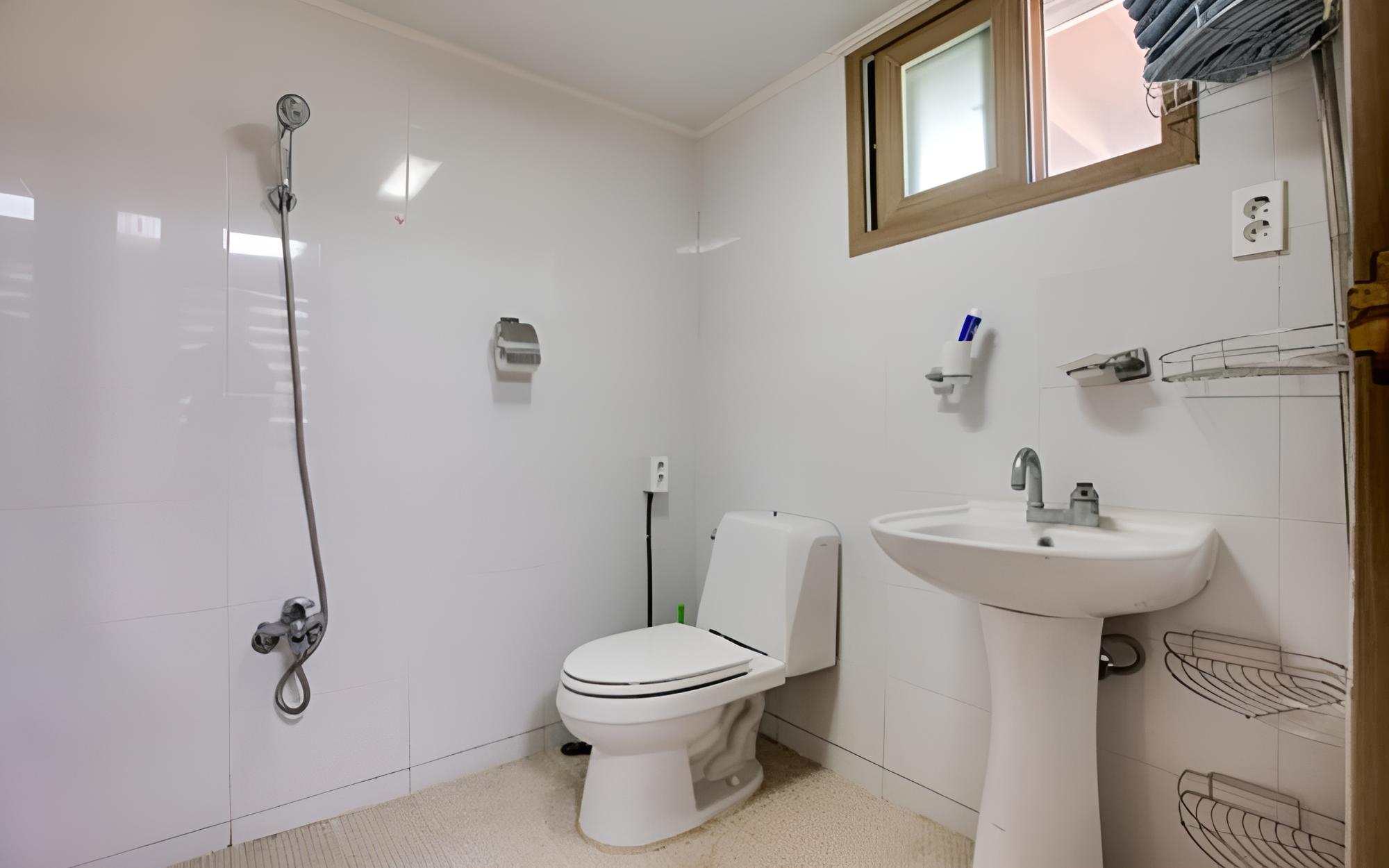 Room (Room 101 (Duplex)) - Photo 7