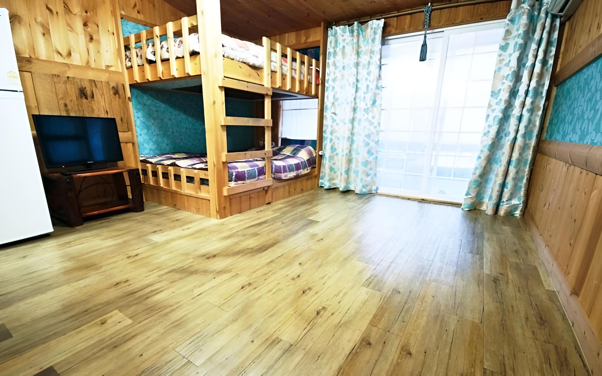 Room (Green)