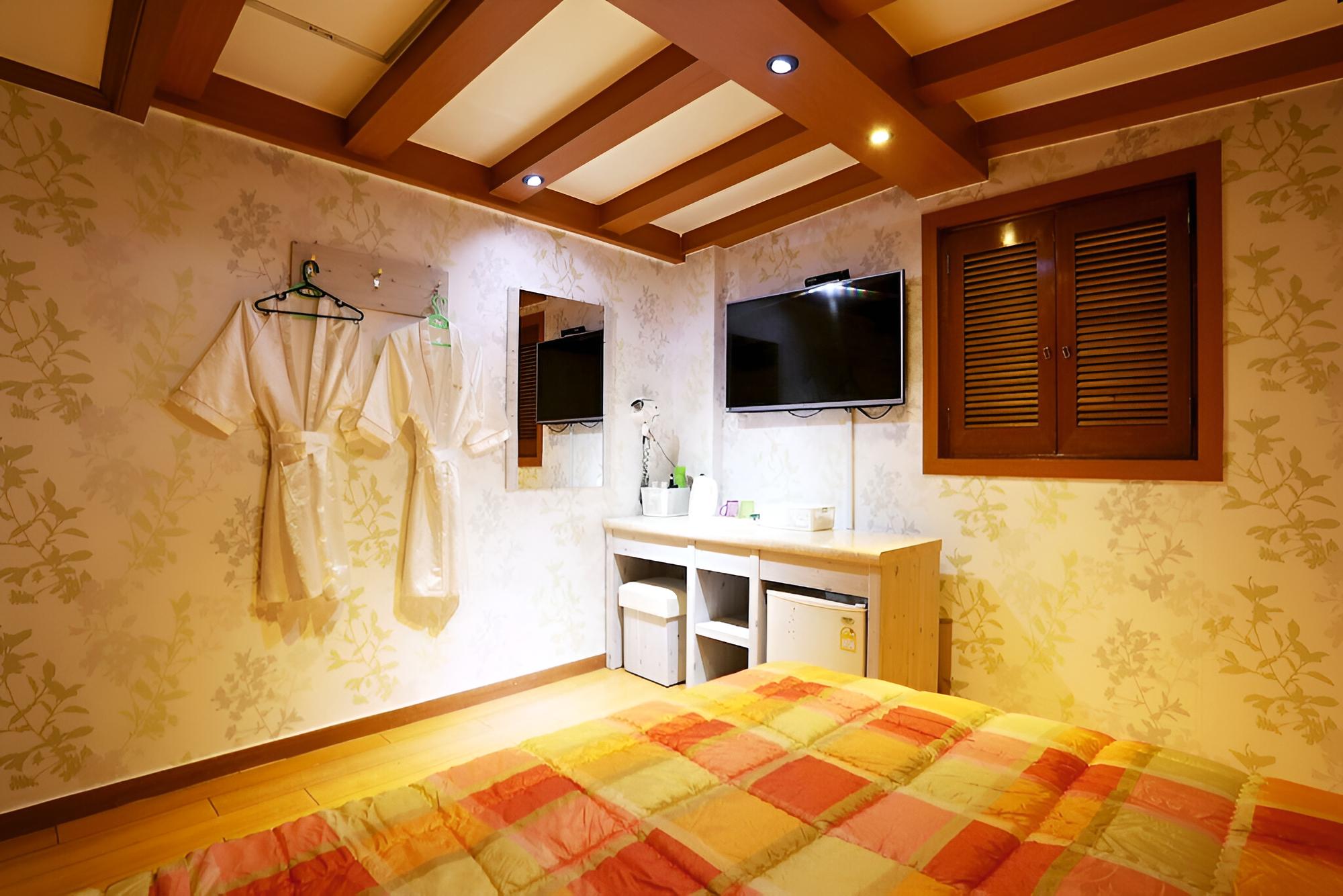 Room (Standard (double room)) - Photo 20