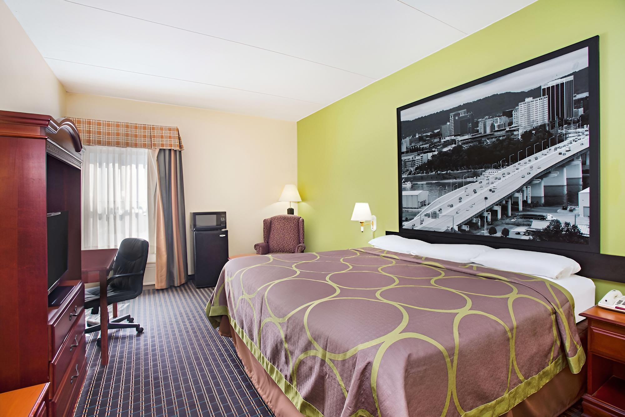 Standard Room, 1 King Bed, Refrigerator photo 1