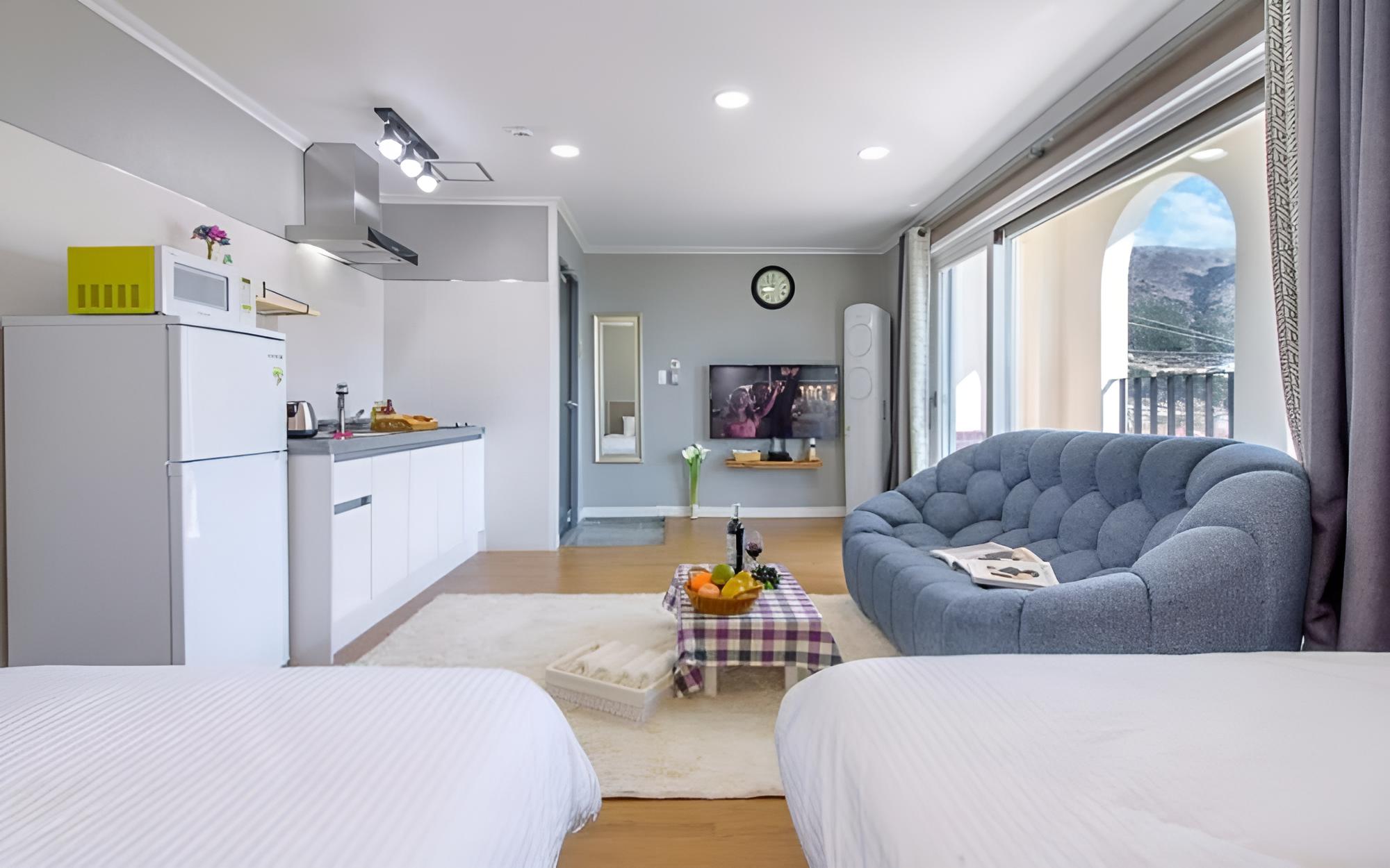 Room (Room 202) - Photo 6