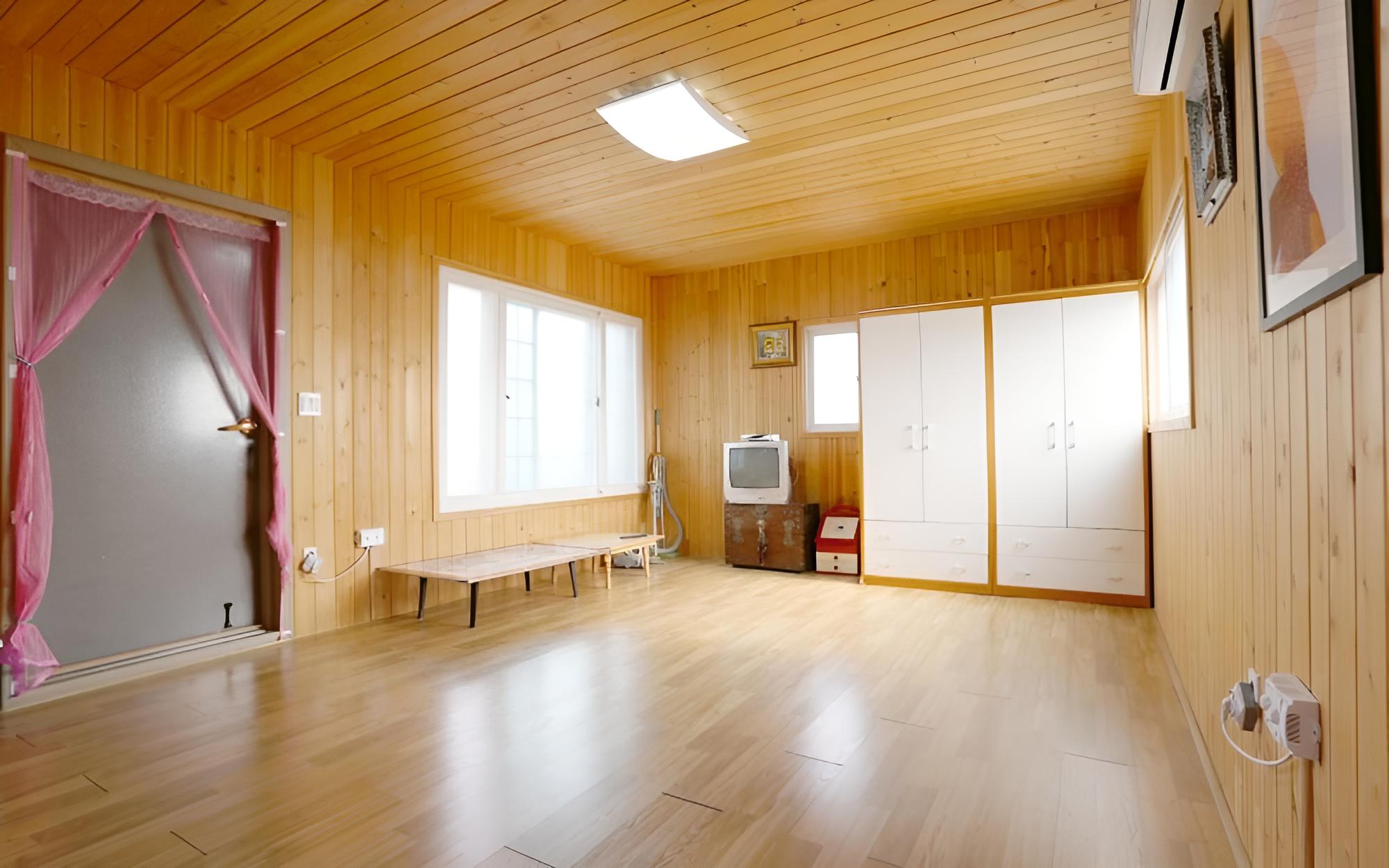 Room (Tablet (Studio Unshared House))