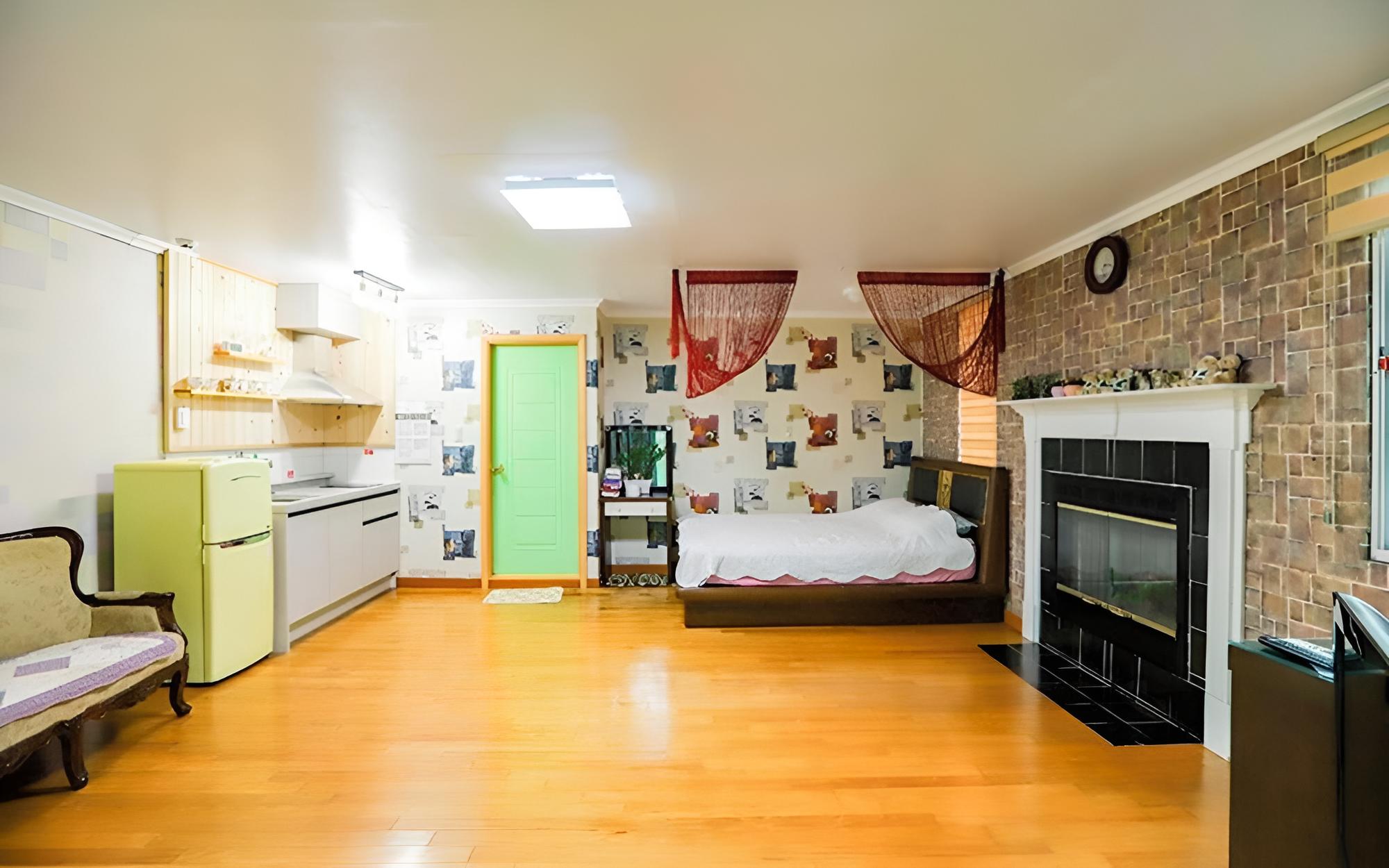 Room (Emerald)