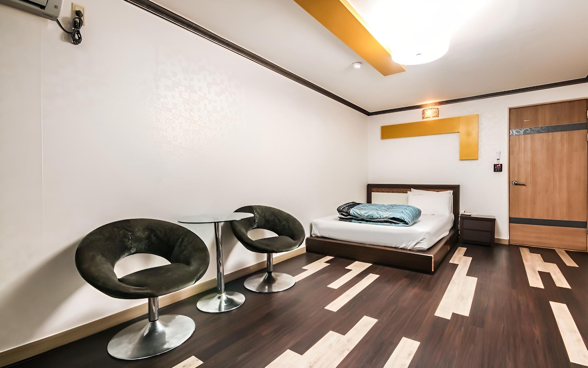 Room (Standard Room) - Photo 1