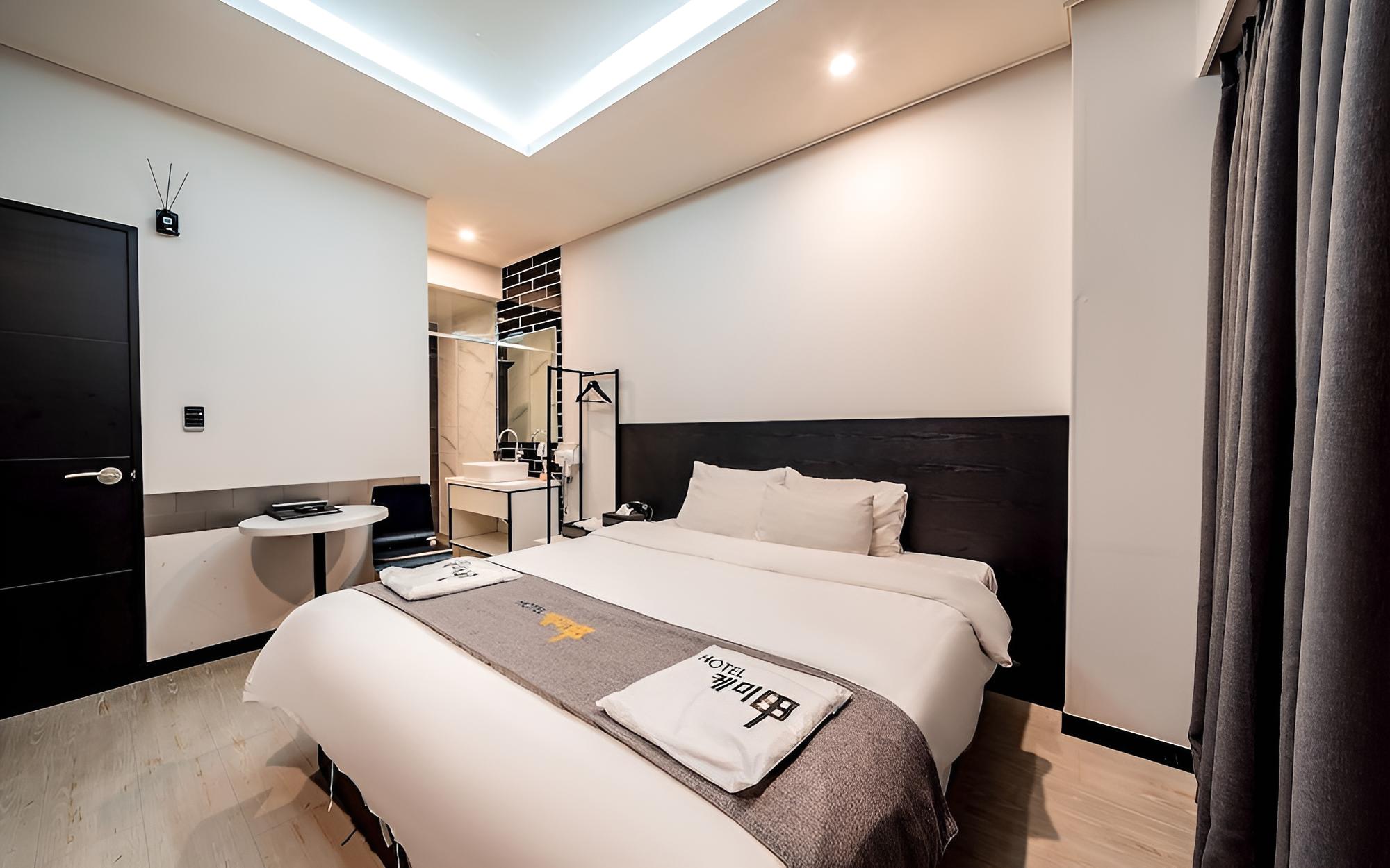 Room (Standard(1PC Roomcheaper roomDisney +)