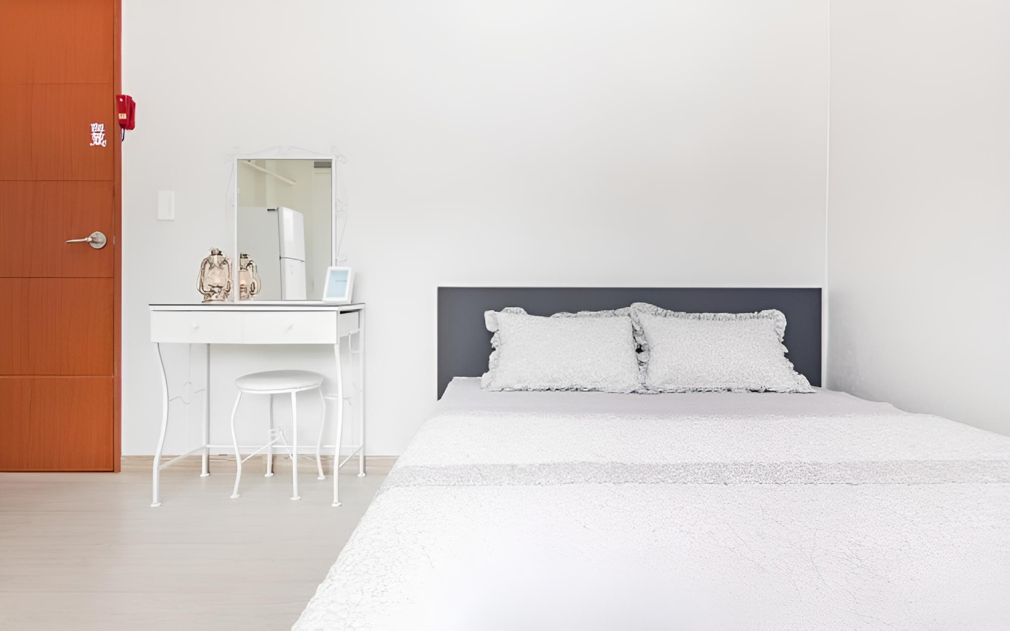 Room (Room 202)