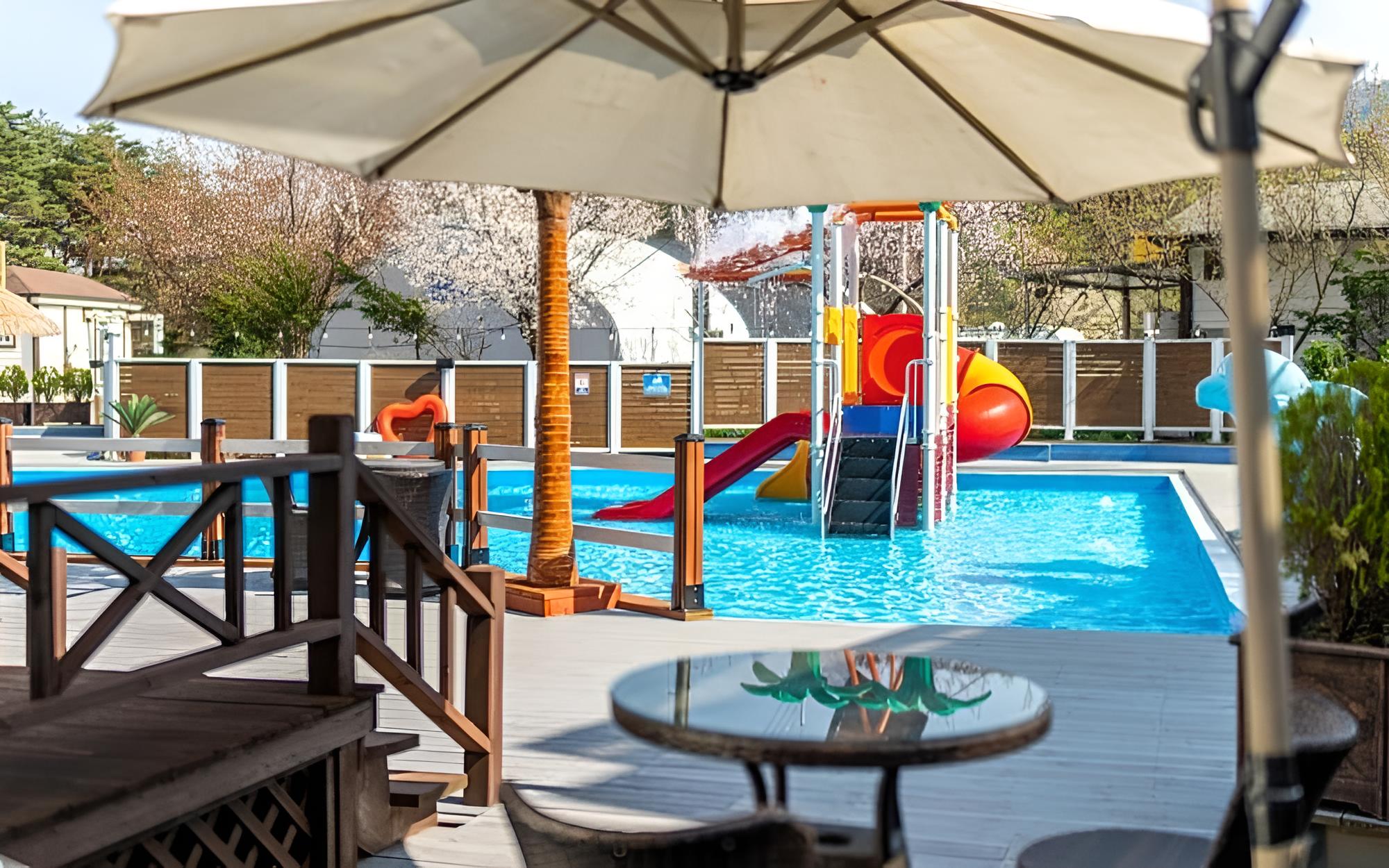 Room (Ariel (1st floor children's poolside )