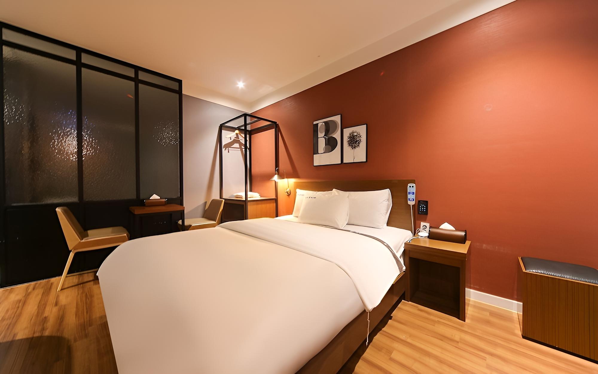 Room (No-Hard Couple PC Room (Netflix avail)
