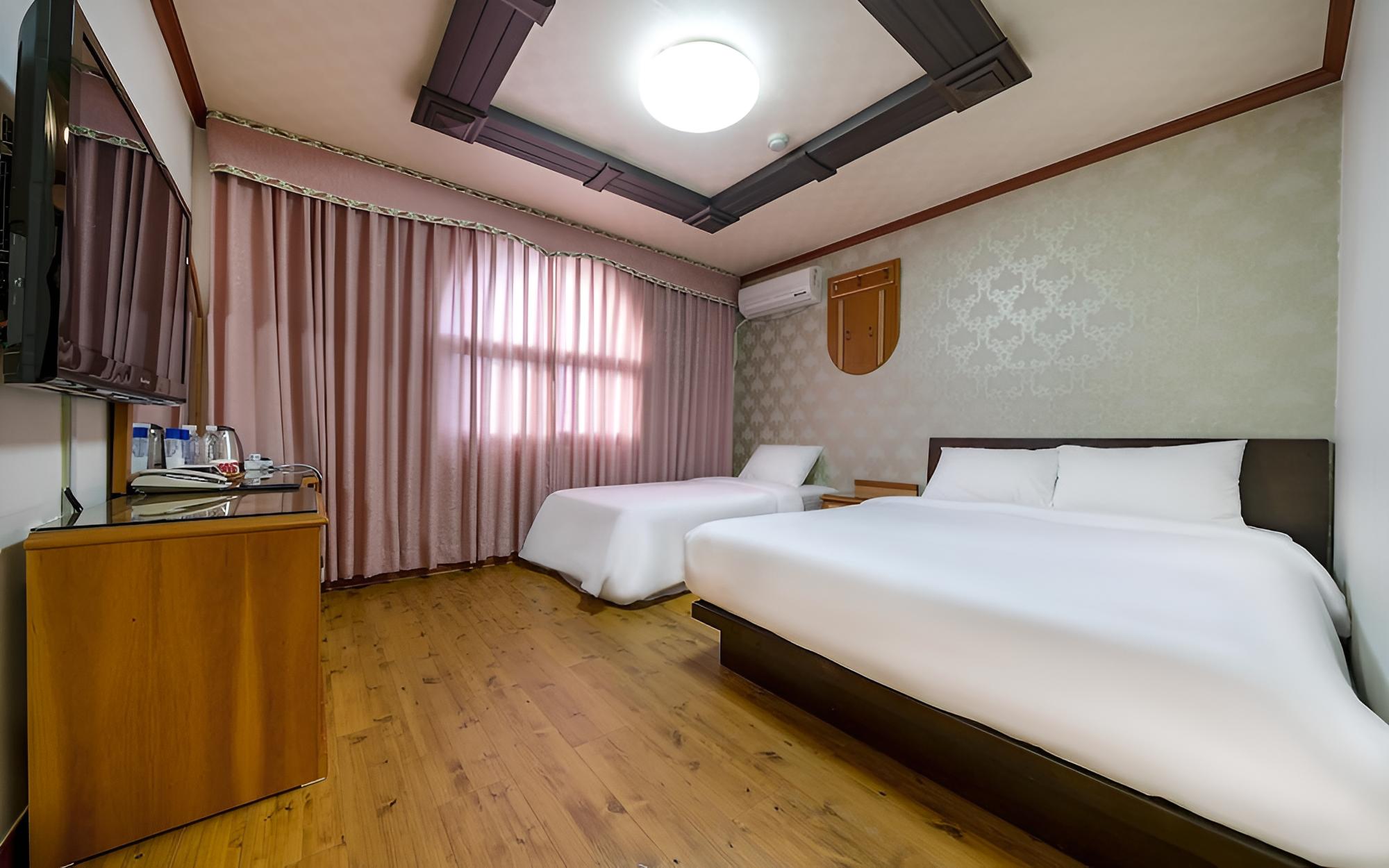 Room (Twin)